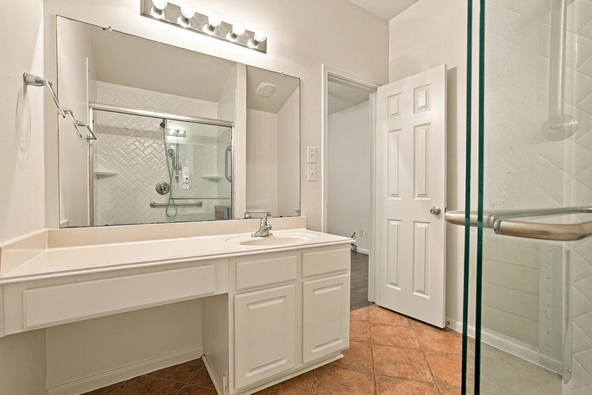 3012 Kings Isle Lane, Dickinson, TX 77539 2nd bathroom