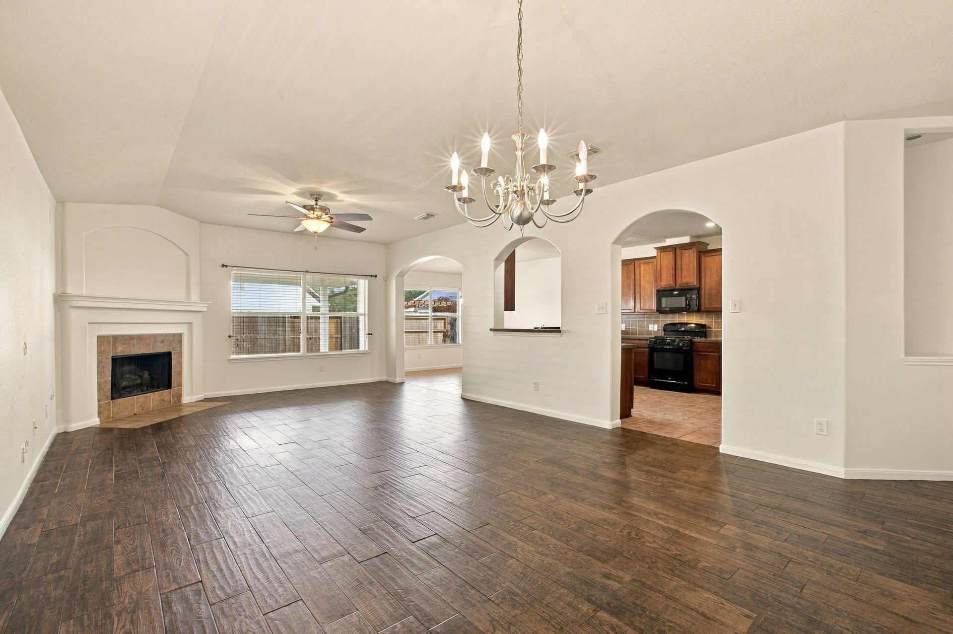 3012 Kings Isle Lane, Dickinson, TX 77539 Dining & Living