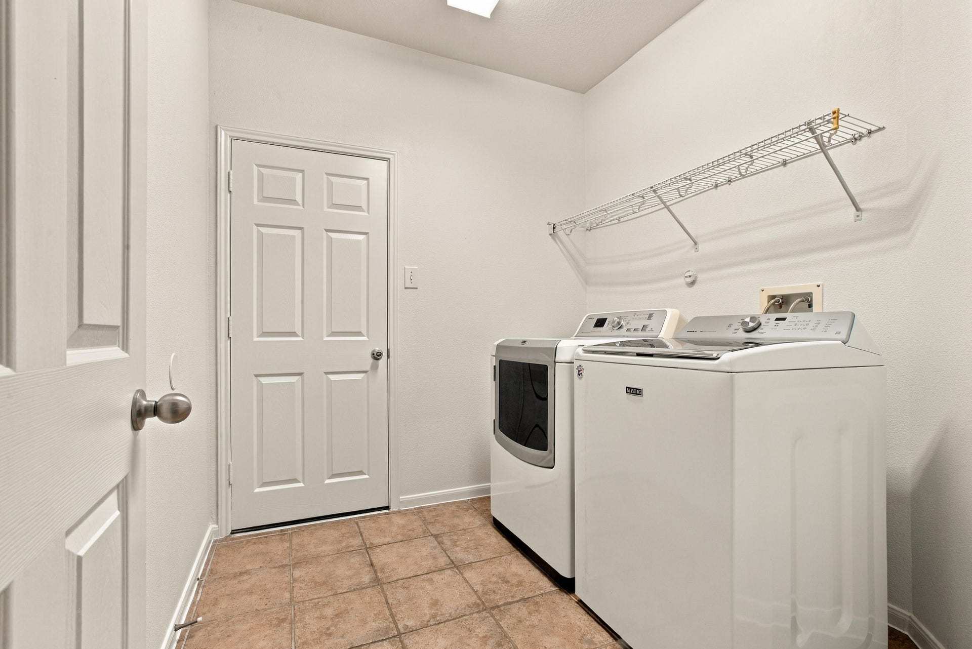 3012 Kings Isle Lane, Dickinson, TX 77539 Commercial Maytag washer & dryer included