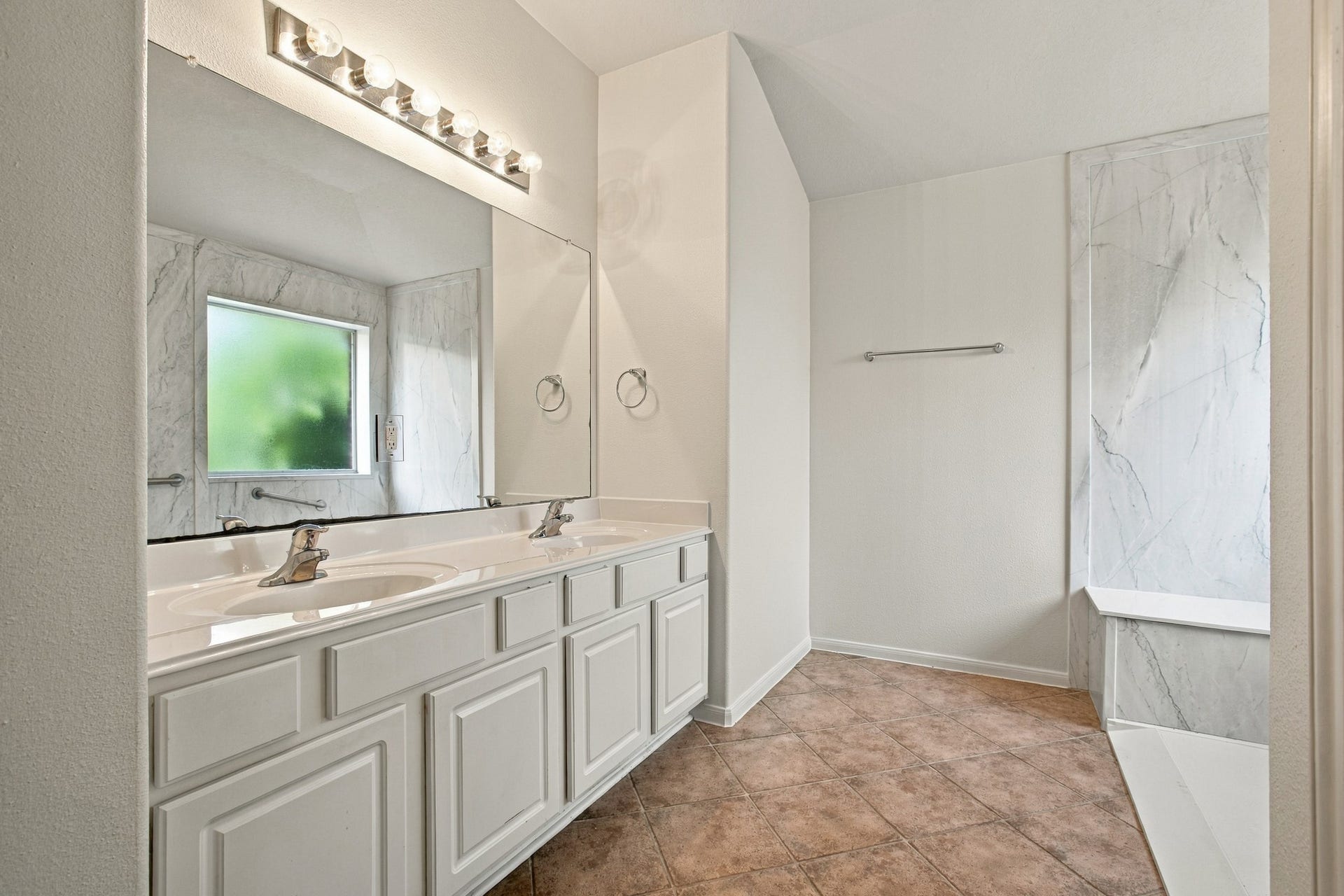 3012 Kings Isle Lane, Dickinson, TX 77539 Primary Bathroom