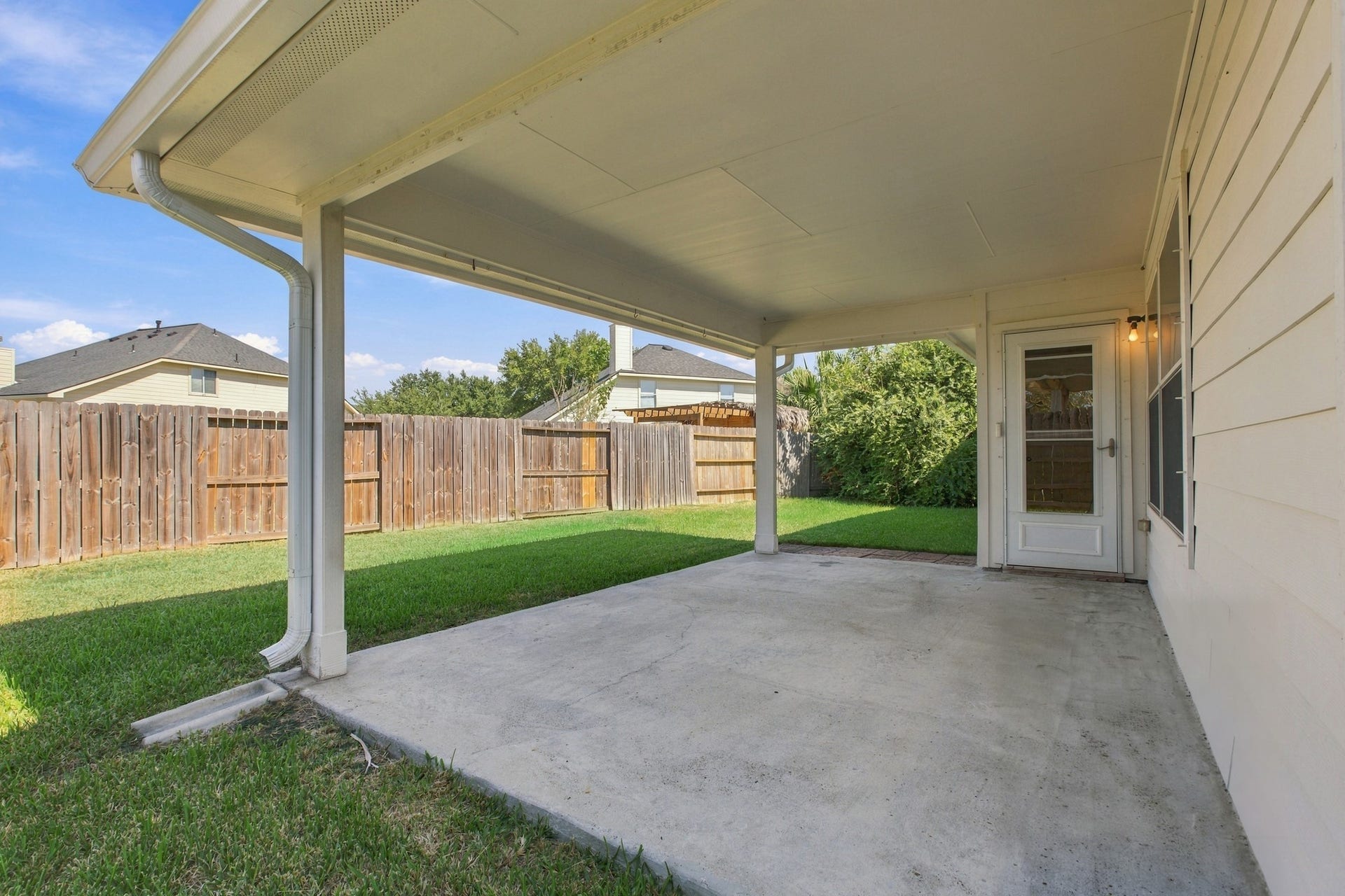 3012 Kings Isle Lane, Dickinson, TX 77539 covered patio