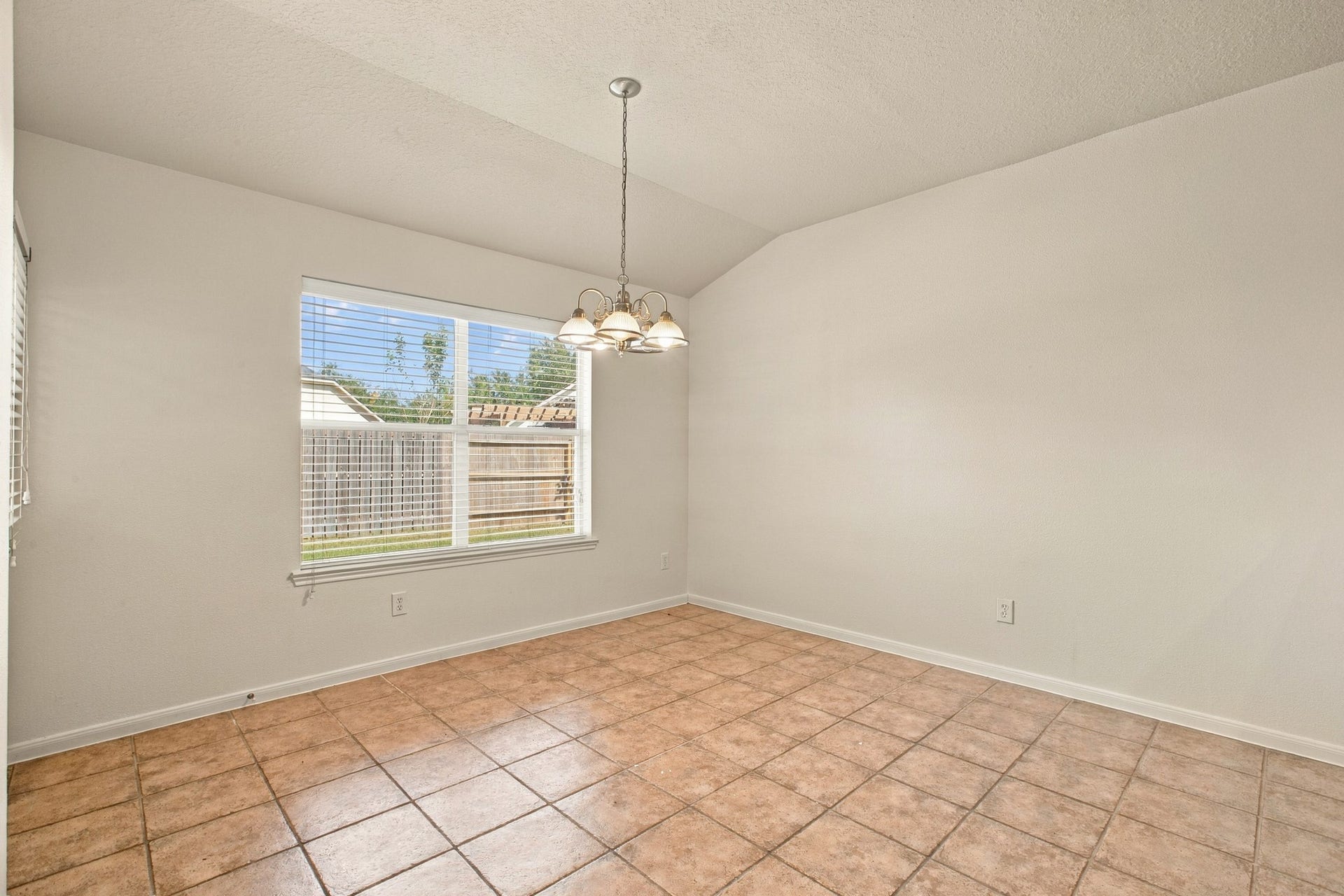 3012 Kings Isle Lane, Dickinson, TX 77539 breakfast nook