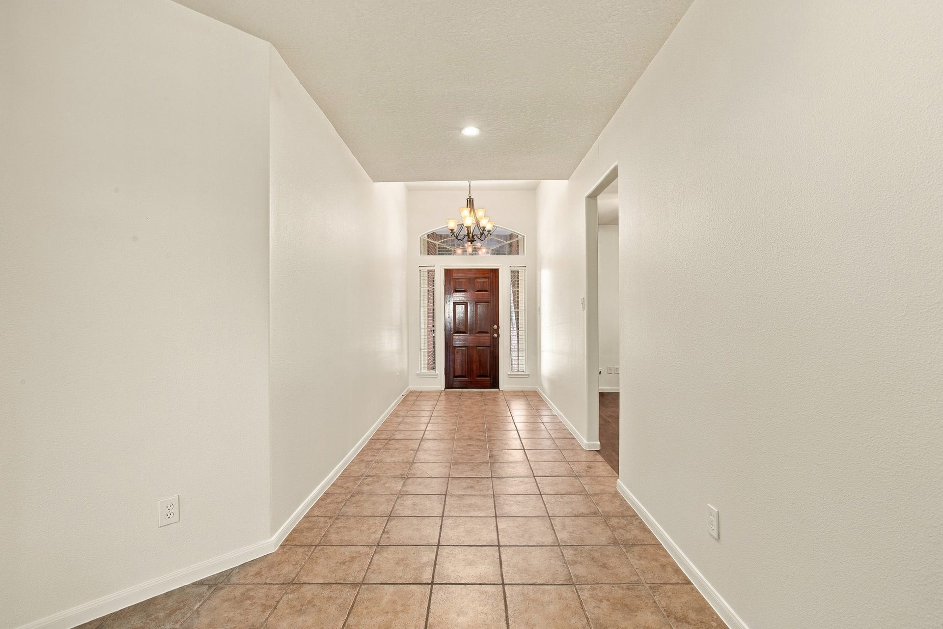 3012 Kings Isle Lane, Dickinson, TX 77539 Looking toward entryway