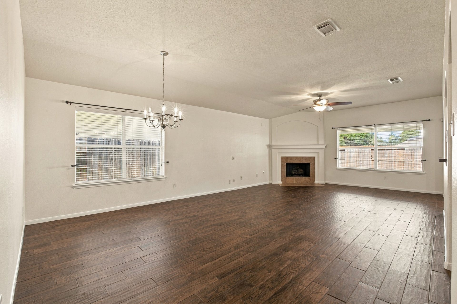 3012 Kings Isle Lane, Dickinson, TX 77539 Dining & Living