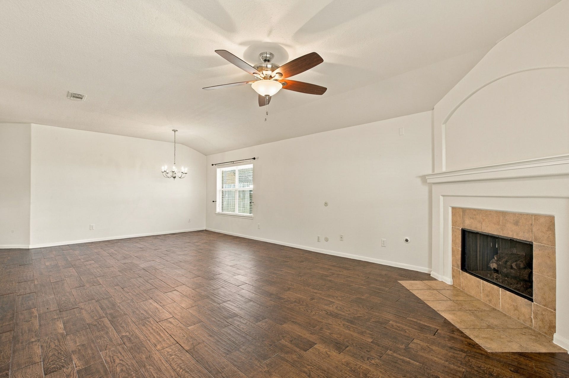3012 Kings Isle Lane, Dickinson, TX 77539 Living & Dining