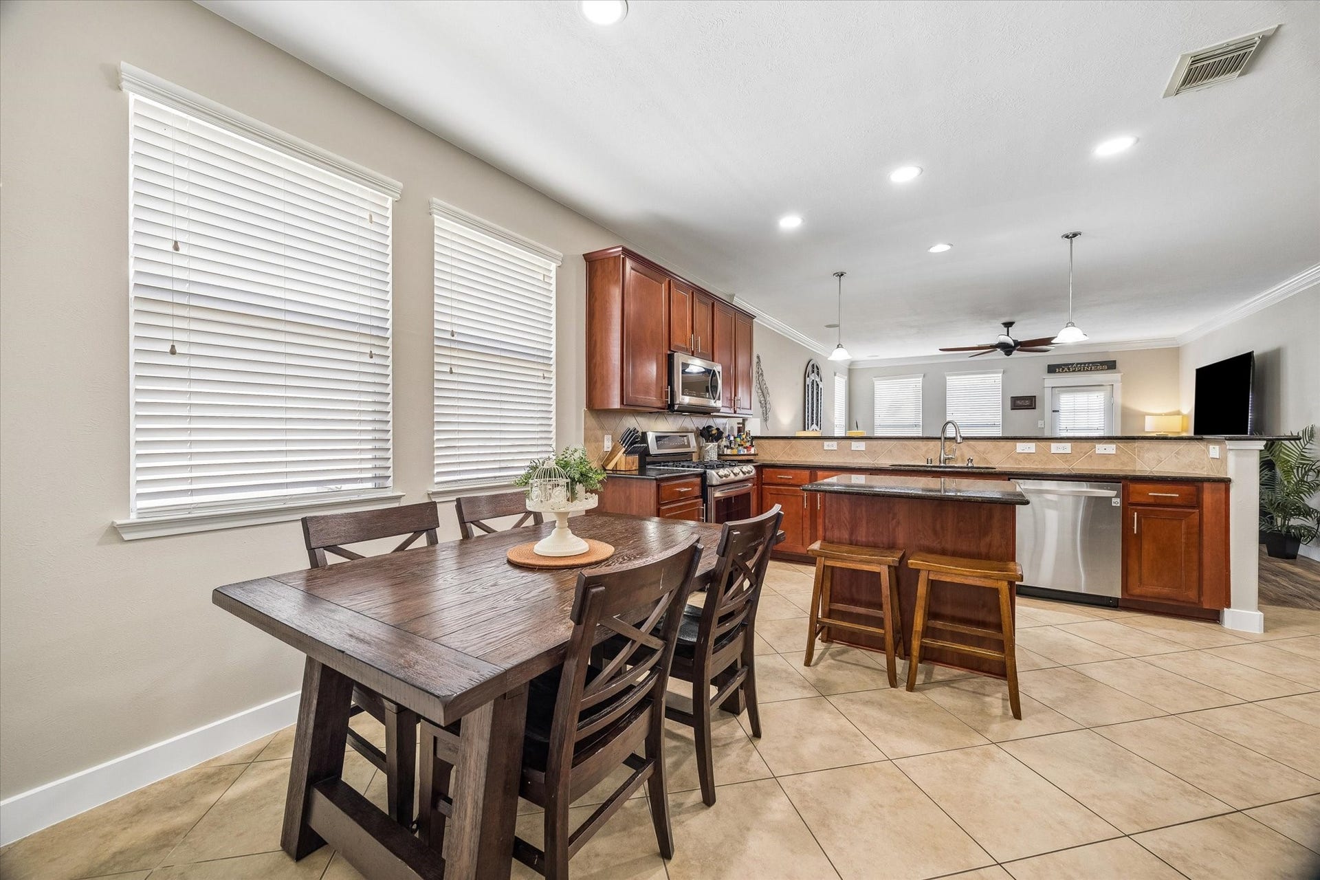 13918 Cypress Creek Bank Drive, Cypress, TX 77429 The island kitchen offers granite countertops, rich wood cabinetry, and plenty of space for preparing meals or gathering with family. A nearby breakfast area brings in natural light and makes everyday dining easy.
