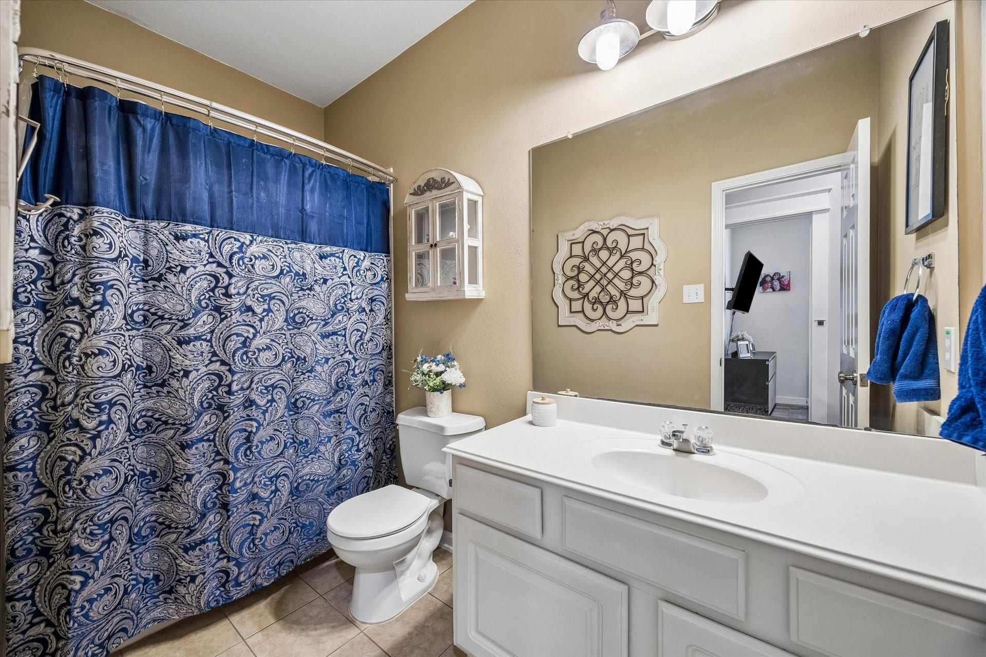 13918 Cypress Creek Bank Drive, Cypress, TX 77429 The secondary bathroom features a spacious vanity, tub and shower combination, and neutral finishes. Conveniently located for guests and secondary bedrooms.