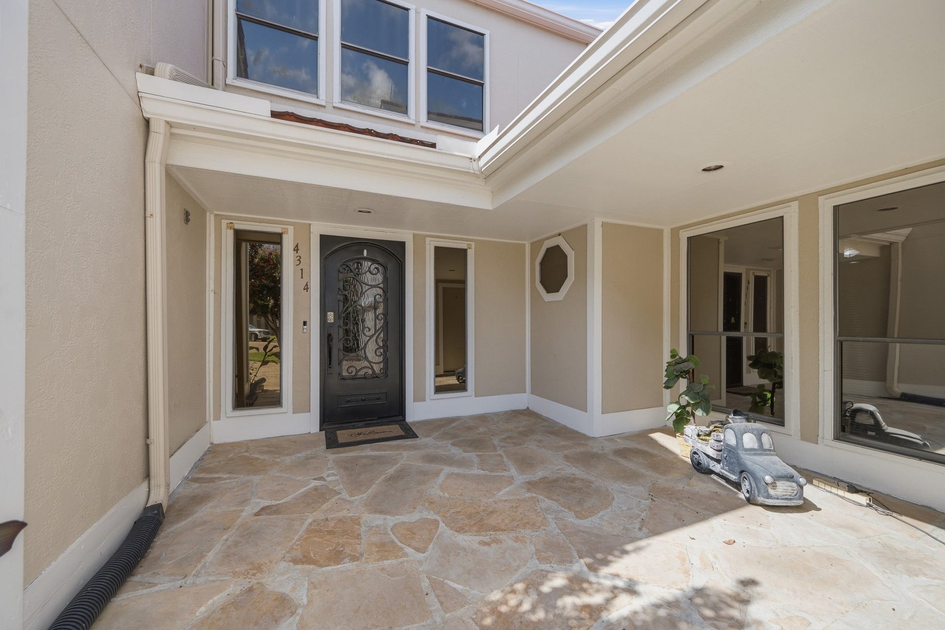 Welcome Home! Beautiful flagstone and stucco elevation!