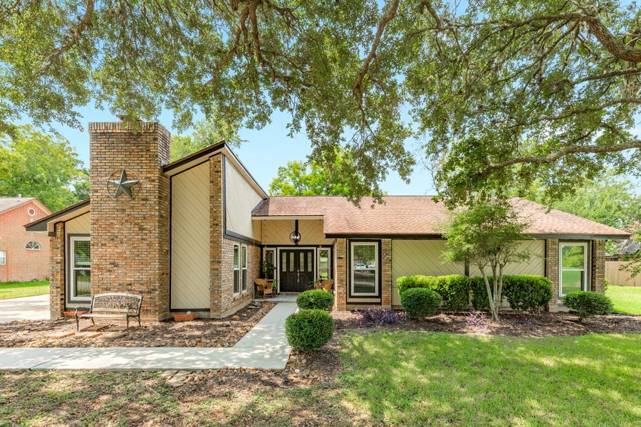 Property photo for 54 Royal Oak Circle, Lake Jackson, TX