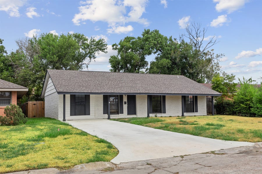 Property photo for 608 Lloyd Drive, Baytown, TX