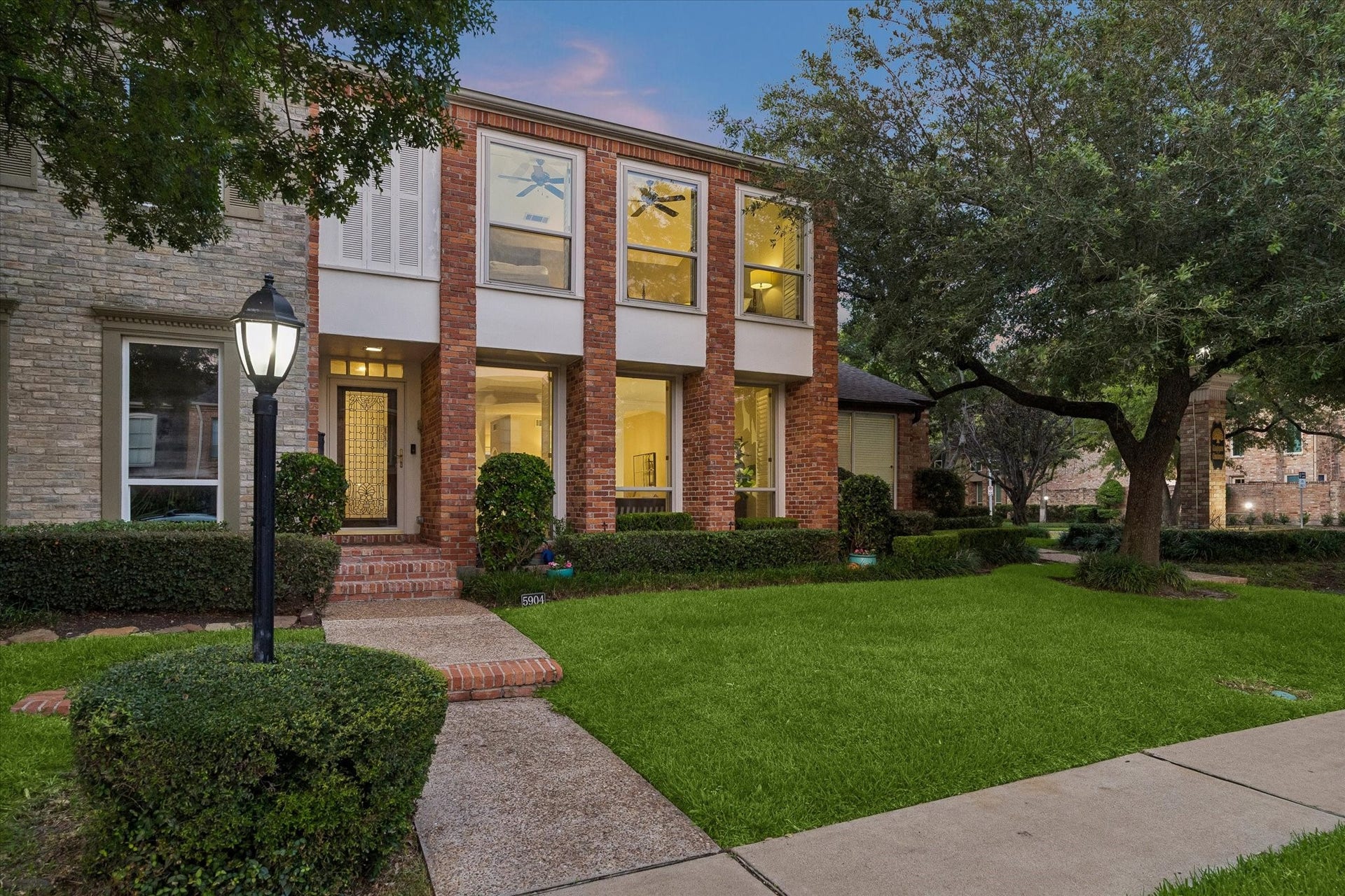 5904 Valley Forge Drive, #157, Houston, TX 77057 Rare to find such convenience as this street facing front porch and walk. Note the endless street parking as well as guest parking within the community! NICE!
