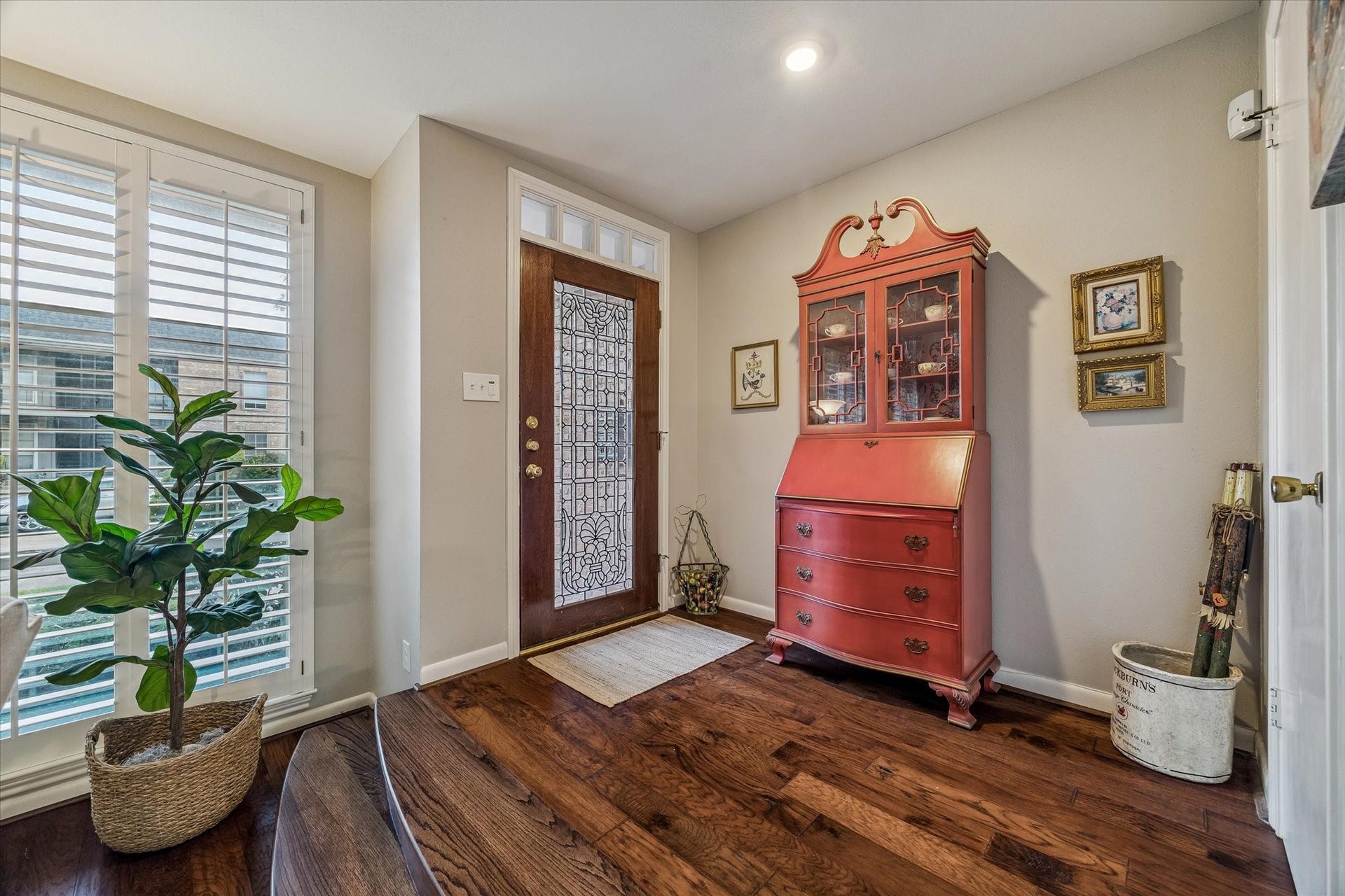 5904 Valley Forge Drive, #157, Houston, TX 77057 The spacious Entry allows you to view a sample of the remodeled interior with elegant wide plank wood floors, double pane windows w/ plantation shutters, stylish sparkling glass and wood front door and an inviting open flowing floorplan! NATURAL LIGHT GALORE!