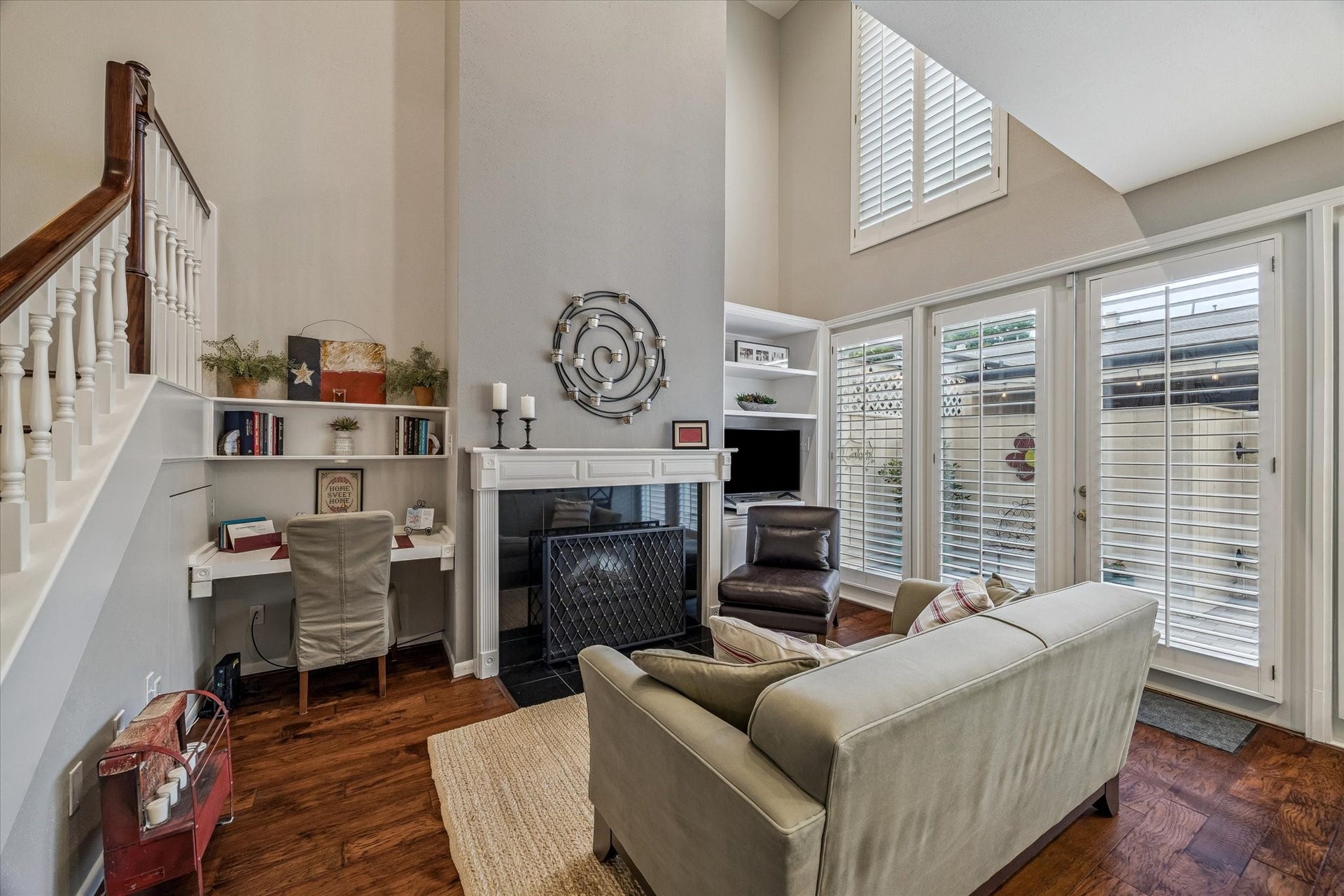 5904 Valley Forge Drive, #157, Houston, TX 77057 Do you like natural light? If so, you'll absolutely love this Home! The Den/Family Rm boasts a coveted open flow to the brilliant Kitchen, while full length double pane windows with custom plantation shutters offer endless natural light and views of your private fenced patio! Note the built-in desk area, under-stair storage, recessed lights, wide plank wood floors, custom wood painted mantle gas/wood fireplace & more! OUTSTANDING!