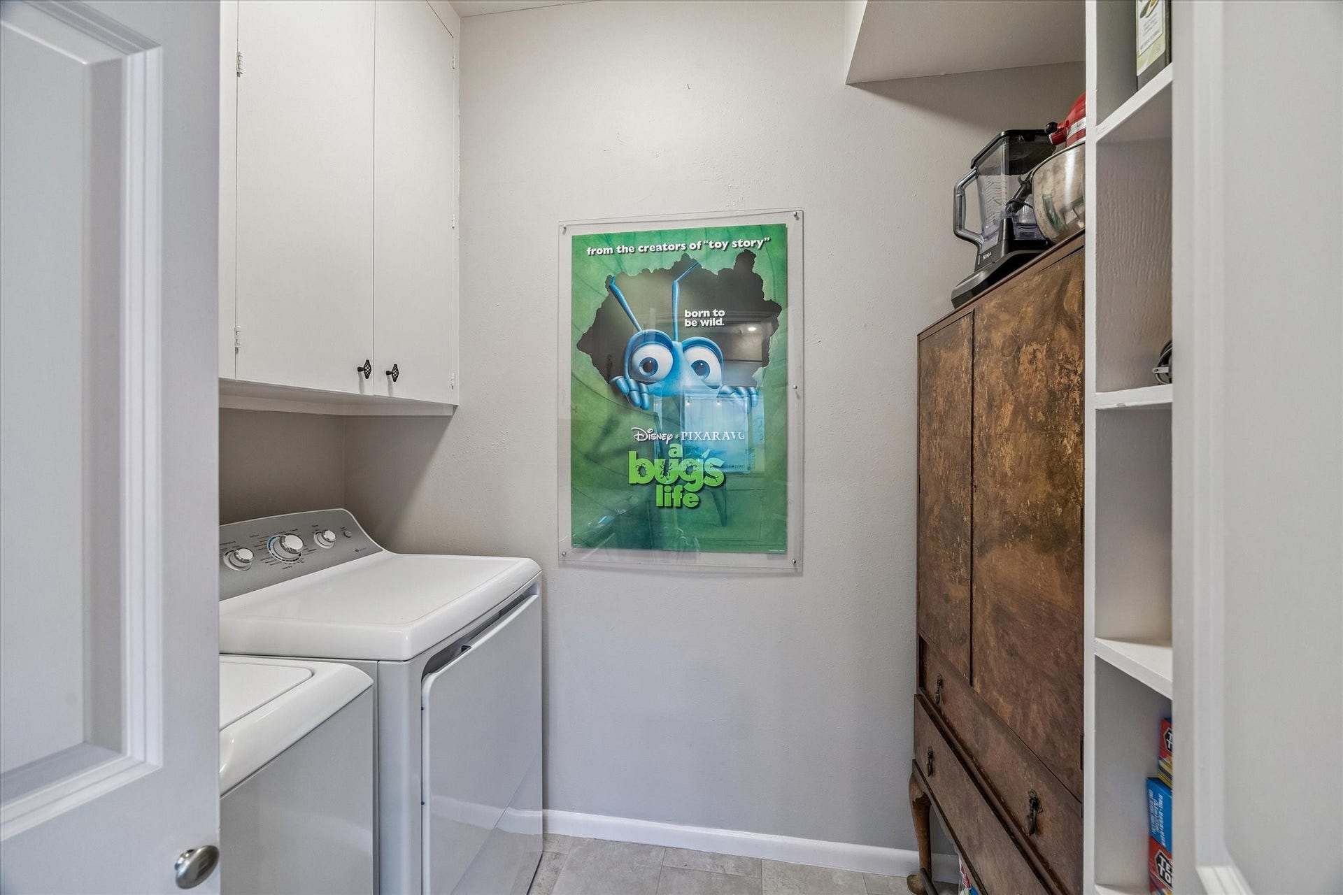 5904 Valley Forge Drive, #157, Houston, TX 77057 The spacious walk-in Pantry/Laundry Room boasts endless storage for those large Grocery or Costco runs and is convenient beyond measure! NICE!