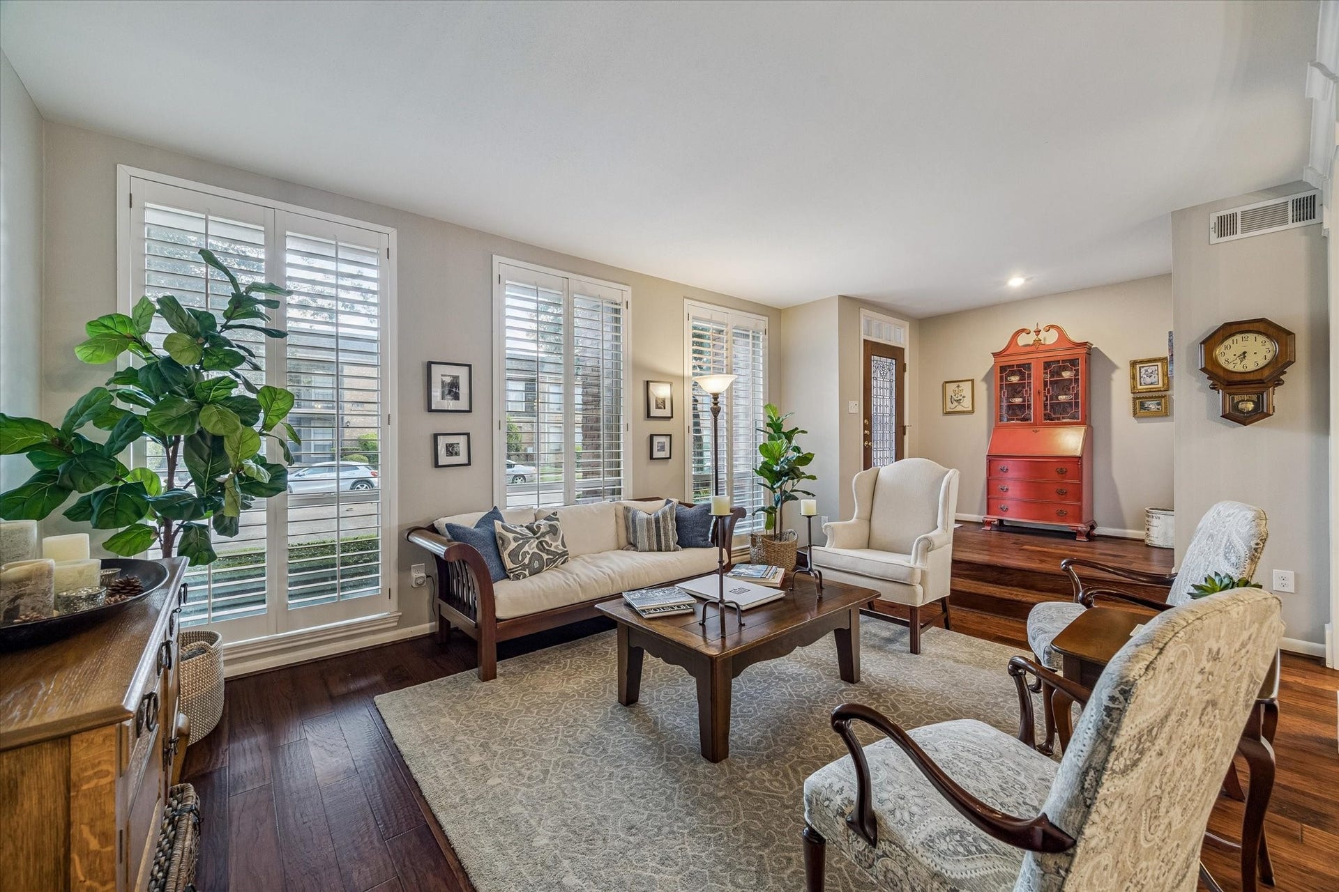 5904 Valley Forge Drive, #157, Houston, TX 77057 Once inside you'll marvel at the grand open spaces ideal for entertaining! Note the wide plank wood flooring, soft neutral colors, custom plantation shutters and abundant natural light!