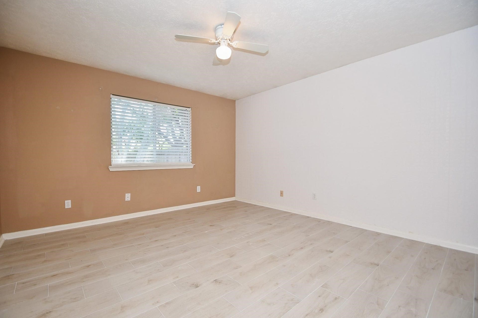 827 N Wellsford Drive, Pearland, TX 77584