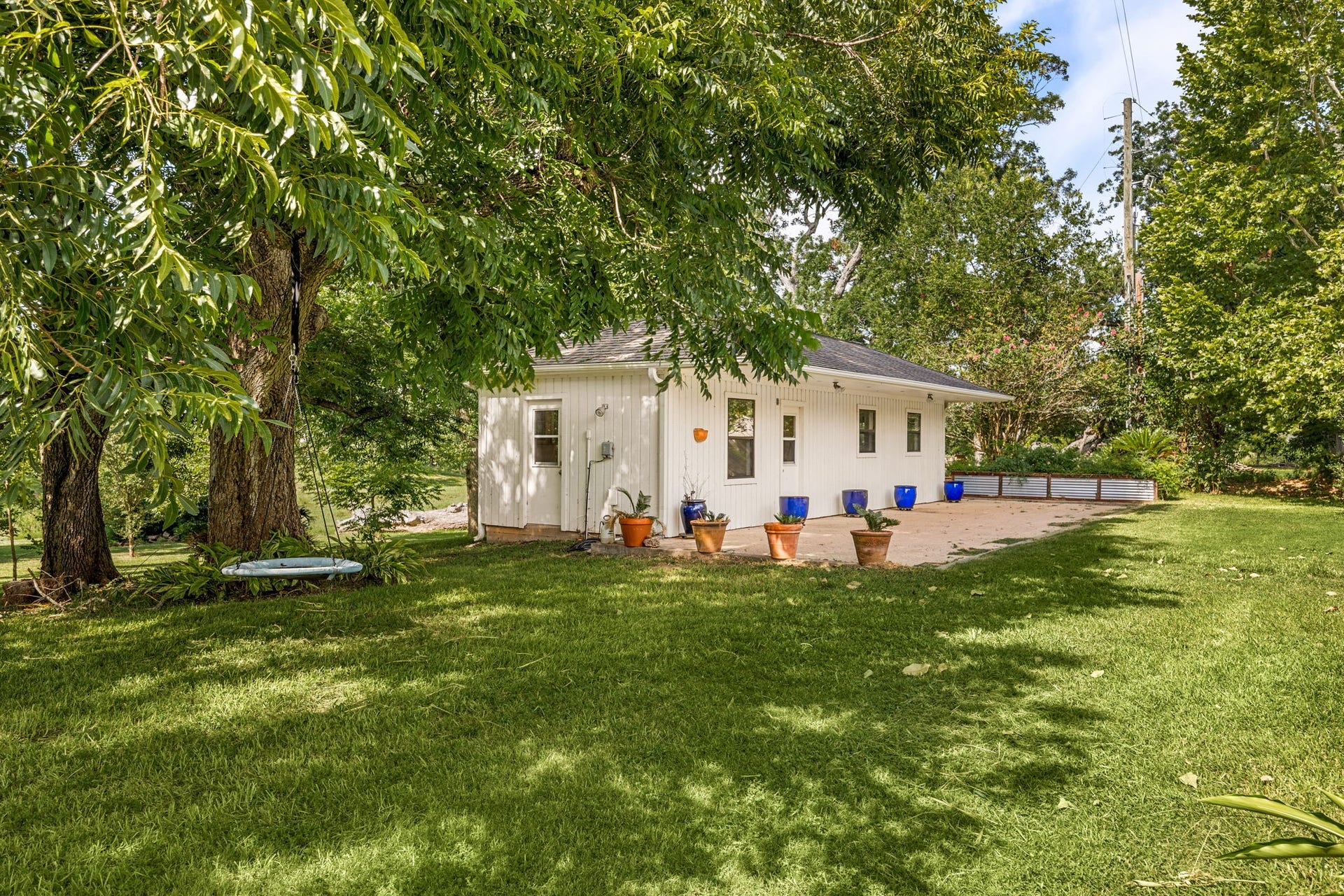 Detached guest house with private outdoor space, ideal for extended stays, visitors, or a dedicated workspace.