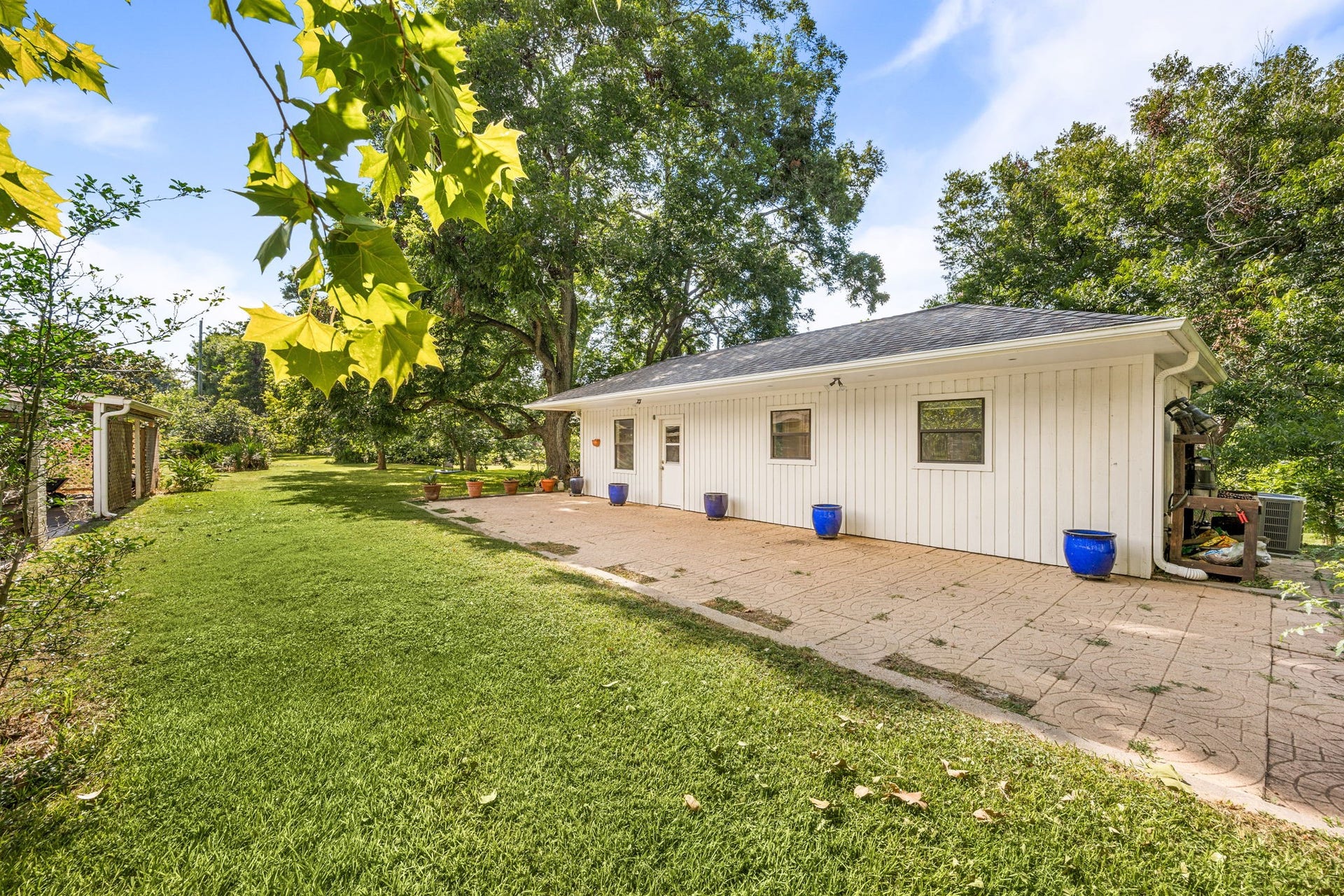 Detached guest house with private entrance and views of the fantastic grounds and creek.
