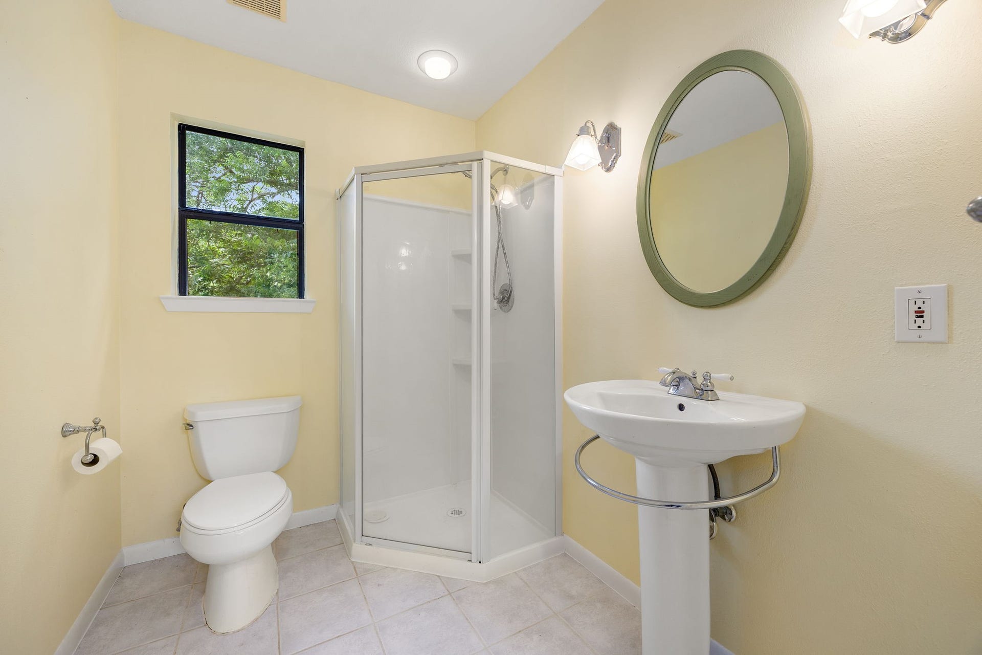Full bath in the guest house.