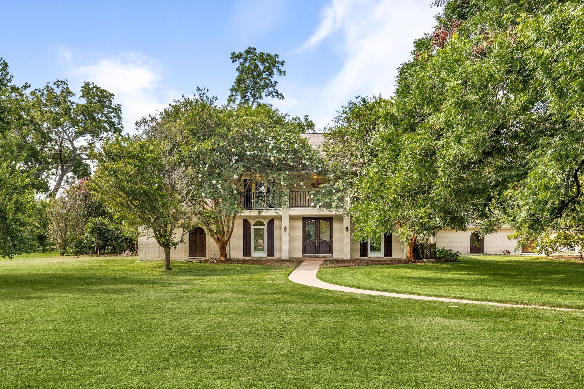 Set on 2.59 beautifully wooded acres in the highly desirable Bella Vista community of Richmond, this timeless traditional estate offers the perfect blend of privacy and charm. The main residence features 4 bedrooms and 3 full bathrooms, while the separate 525-square-foot guest house provides an ideal space for extended family, guests, or a private home office.