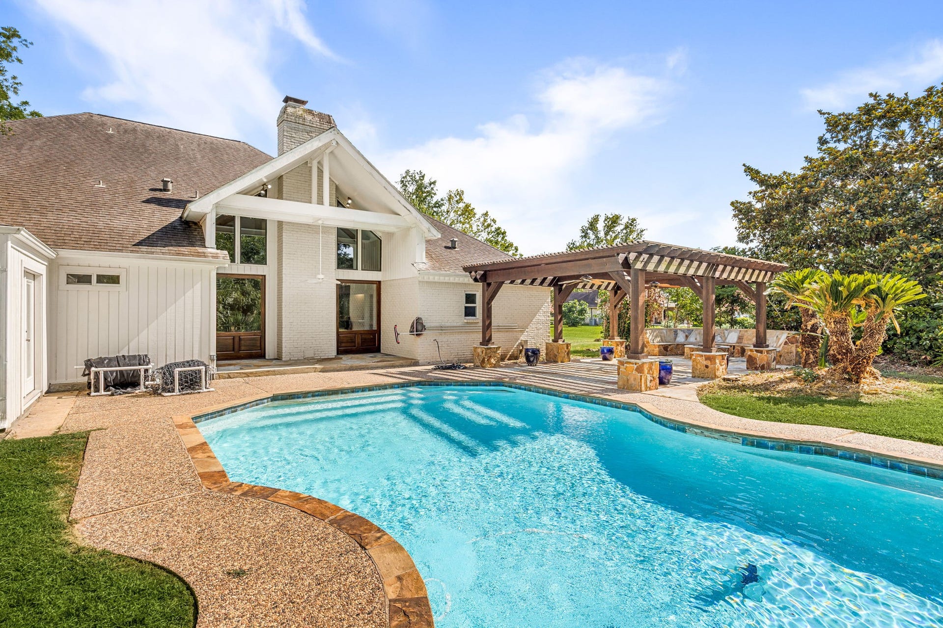 Sparkling pool with endless possibilities to entertain. Katchakid safety net will convey with home.