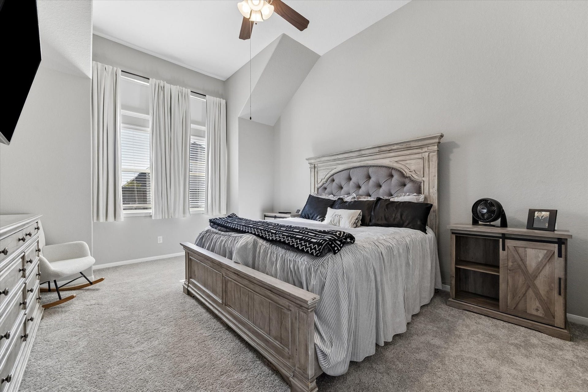 14918 Lake Shore Avenue, Mont Belvieu, TX 77523 The first-floor primary bedroom offers a peaceful retreat with high ceilings, natural light, and new carpet installed in 2026. Its adjoining bathroom features a soaking tub, separate shower, and dual-sink vanity.