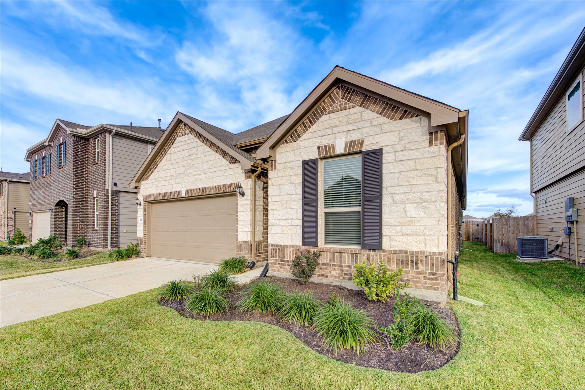 4922 Lucky Fawn Lane, Richmond, TX 77406 Nice curb appeal