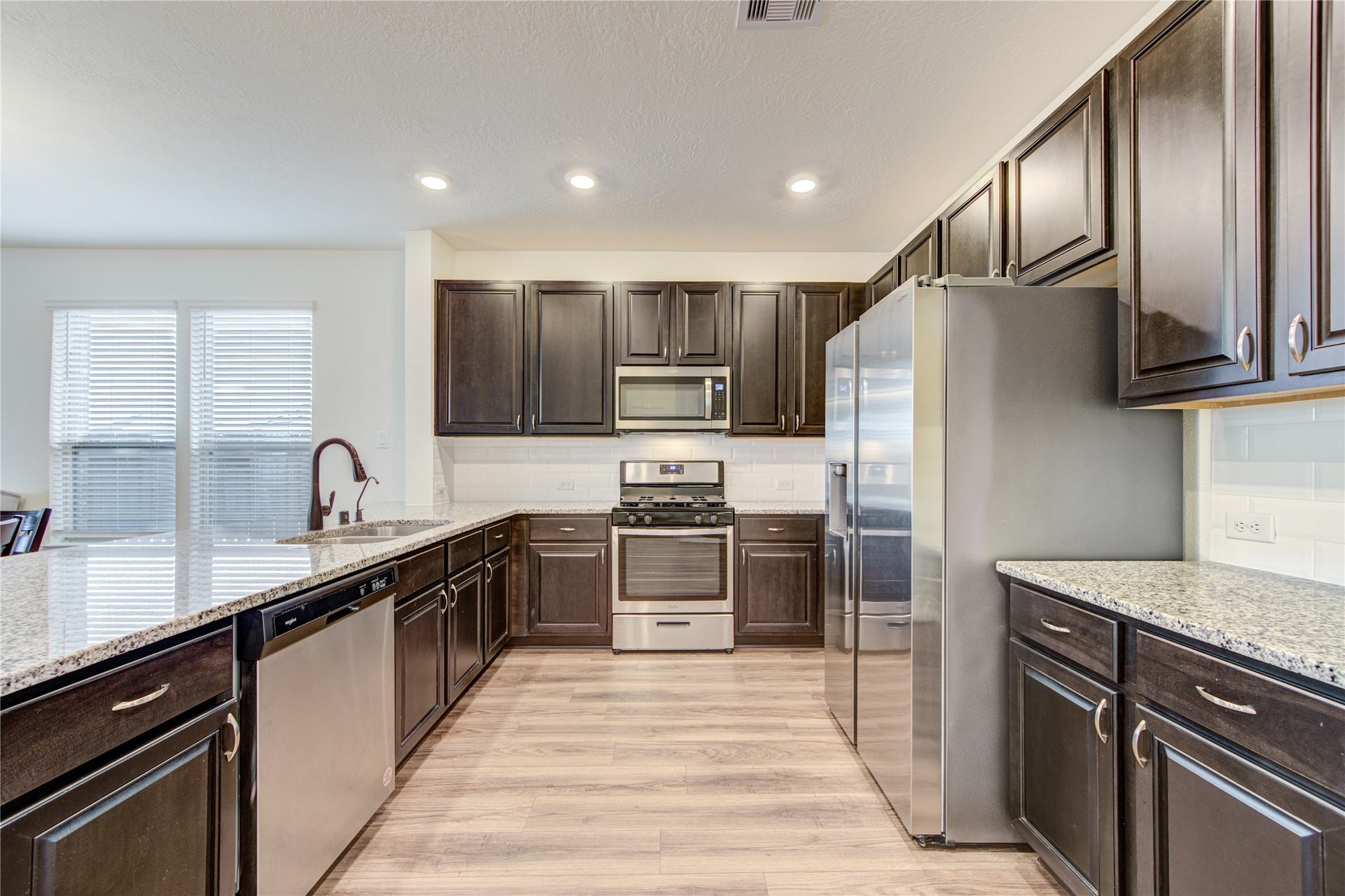 4922 Lucky Fawn Lane, Richmond, TX 77406 Great counter space