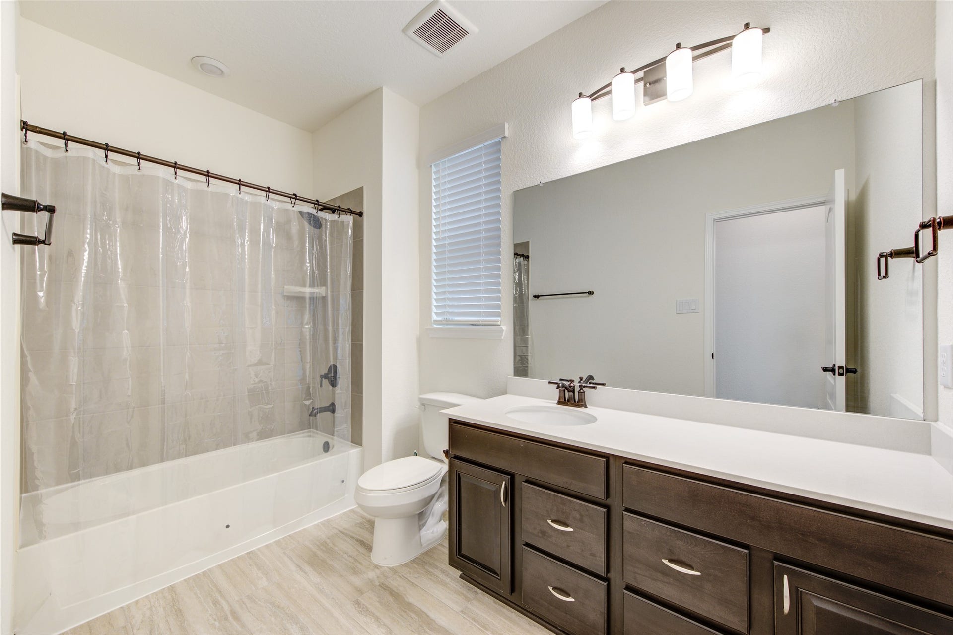 4922 Lucky Fawn Lane, Richmond, TX 77406 Secondary bathroom