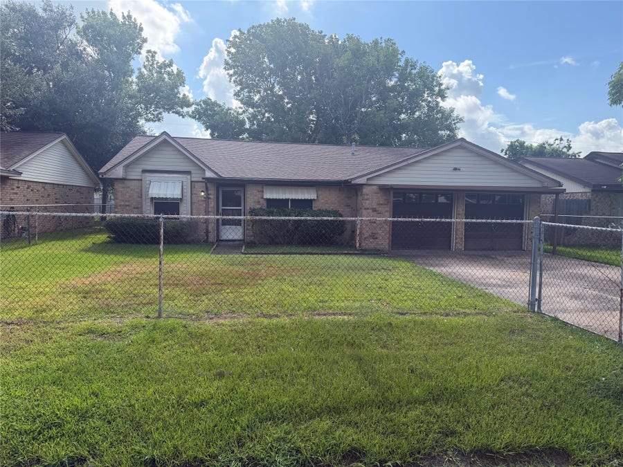 Property photo for 501 E Oak Street, Highlands, TX