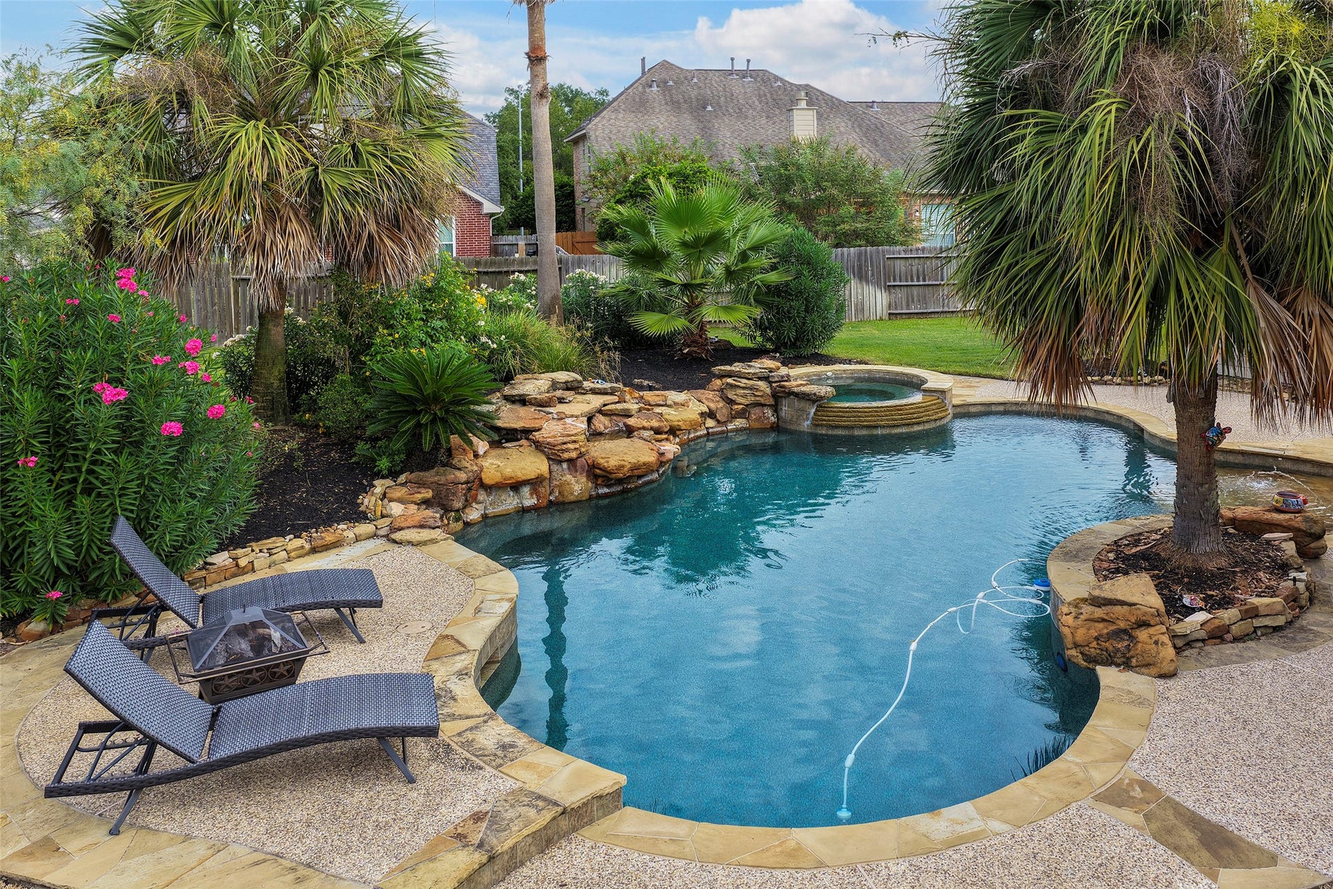 17415 Old Court Drive, Tomball, TX 77377 Sparkling blue water ready to swim and relax in!