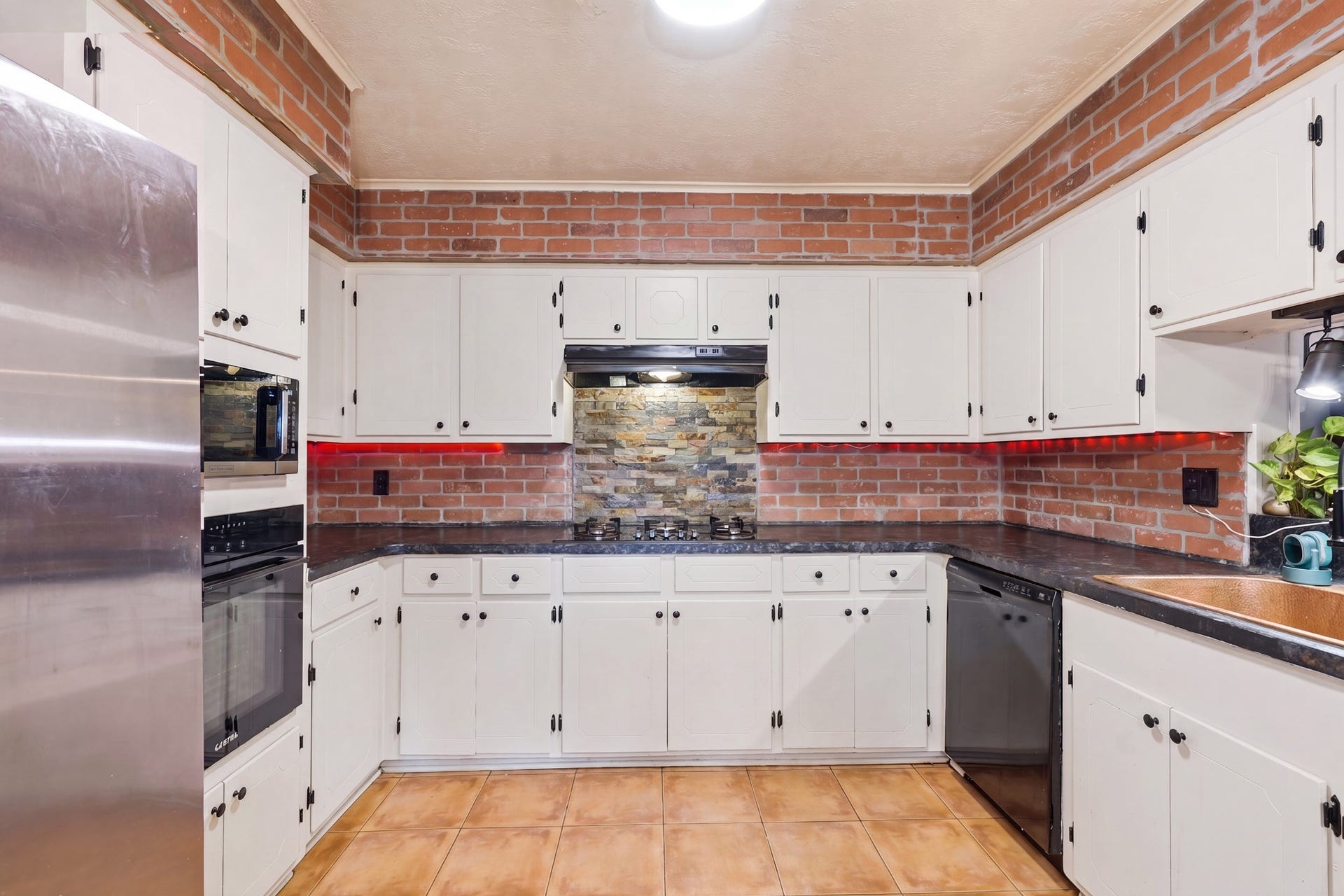2216 Peach Lane, Pasadena, TX 77502 Light and bright kitchen