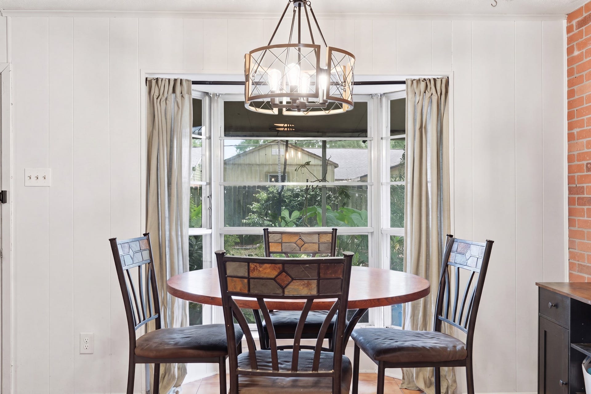 2216 Peach Lane, Pasadena, TX 77502 Cozy breakfast