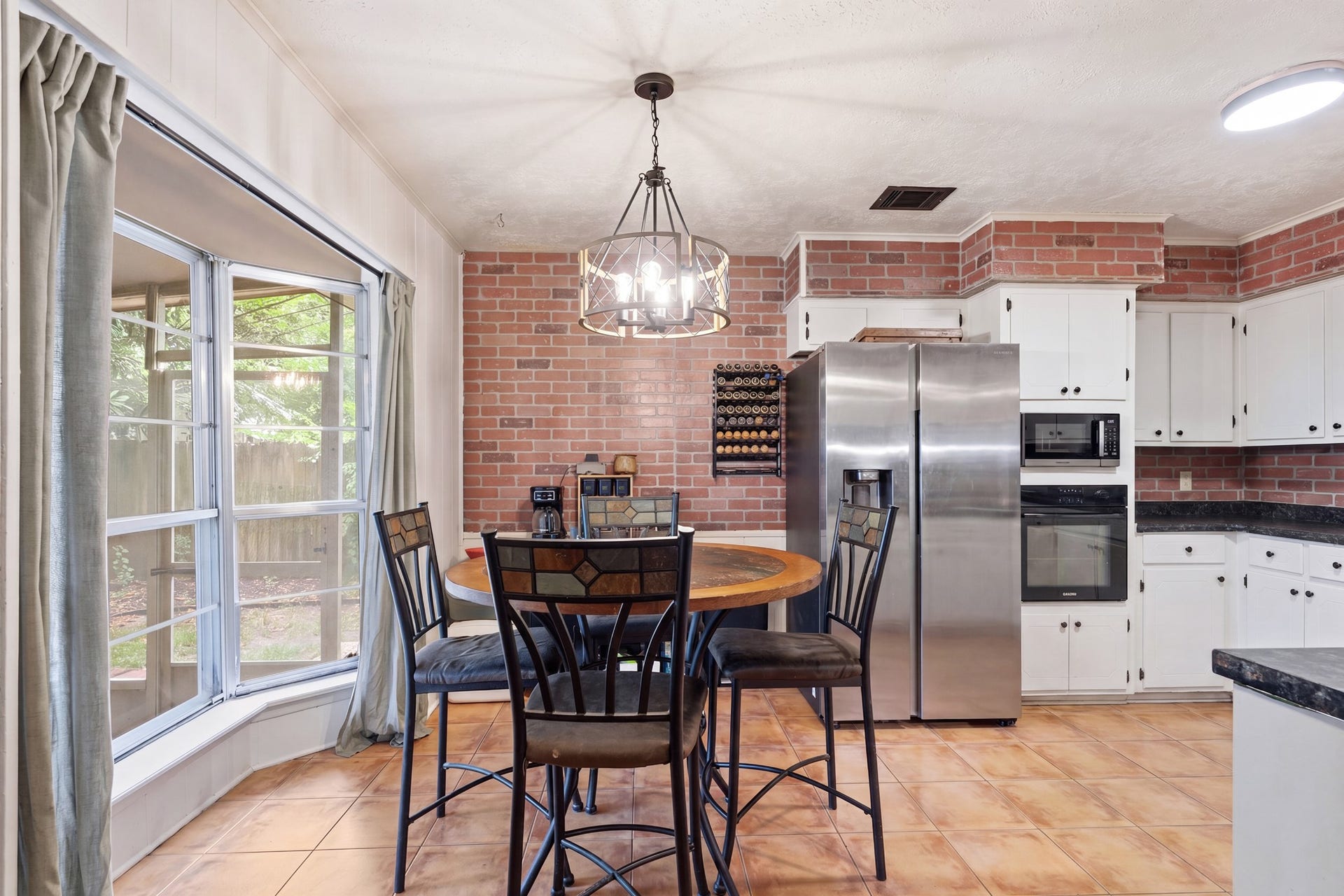 2216 Peach Lane, Pasadena, TX 77502 Cozy breakfast nook for eating meals