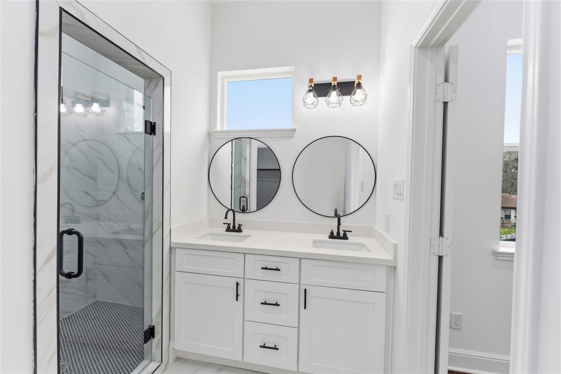 4125 Clover st, #A/B, Houston, TX 77051 Ensuite Bathroom
