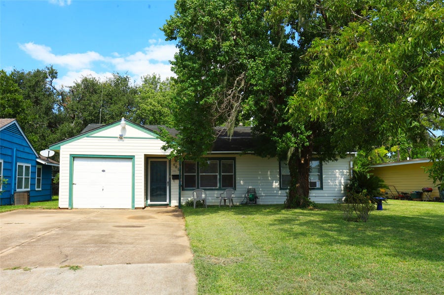 Property photo for 405 Center Way Street, Lake Jackson, TX