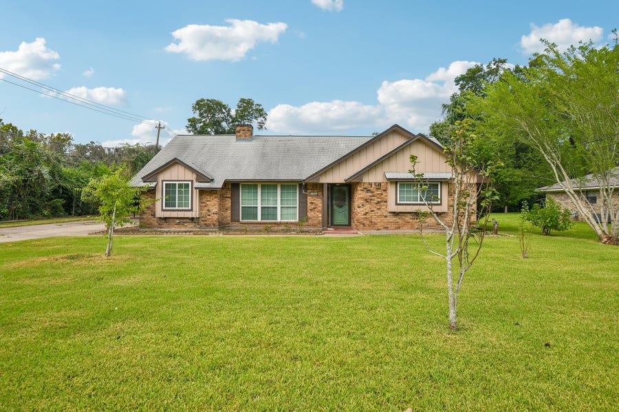 Property photo for 401 Southern Oaks Drive, Lake Jackson, TX