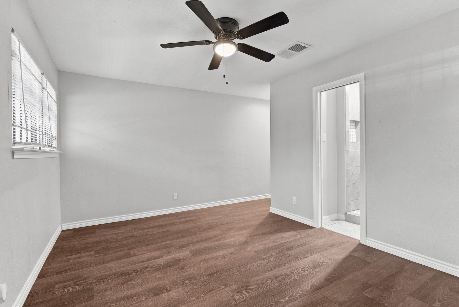 5747 Thrush Drive, Houston, TX 77033 5747 Thrush Drive, Houston, TX 77033
