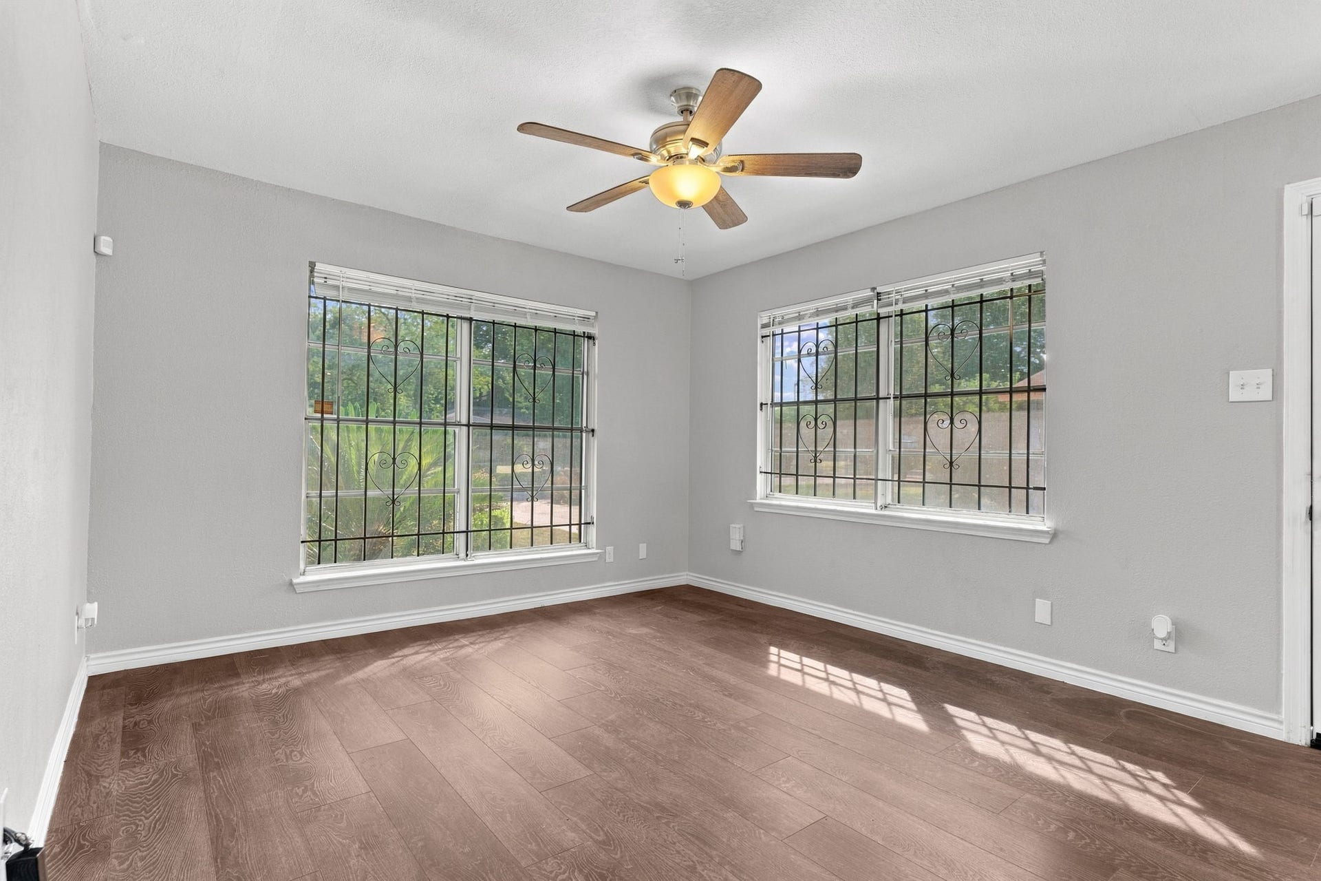 5747 Thrush Drive, Houston, TX 77033 5747 Thrush Drive, Houston, TX 77033