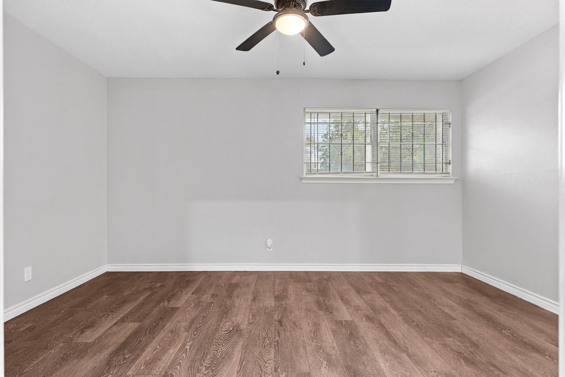 5747 Thrush Drive, Houston, TX 77033 5747 Thrush Drive, Houston, TX 77033