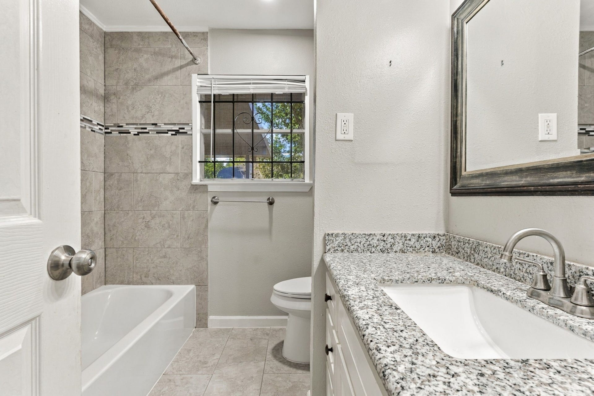 5747 Thrush Drive, Houston, TX 77033 5747 Thrush Drive, Houston, TX 77033