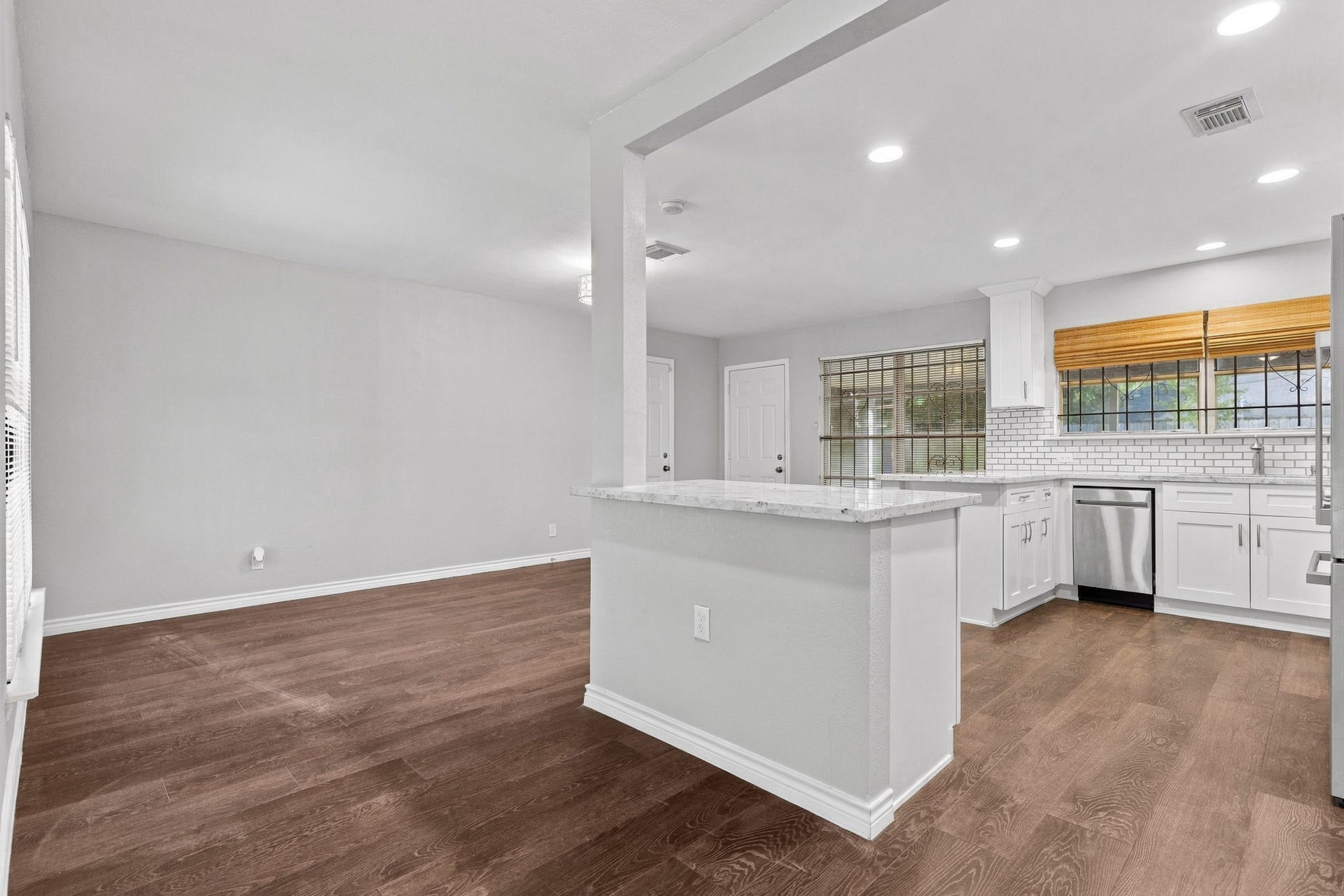 5747 Thrush Drive, Houston, TX 77033 5747 Thrush Drive, Houston, TX 77033