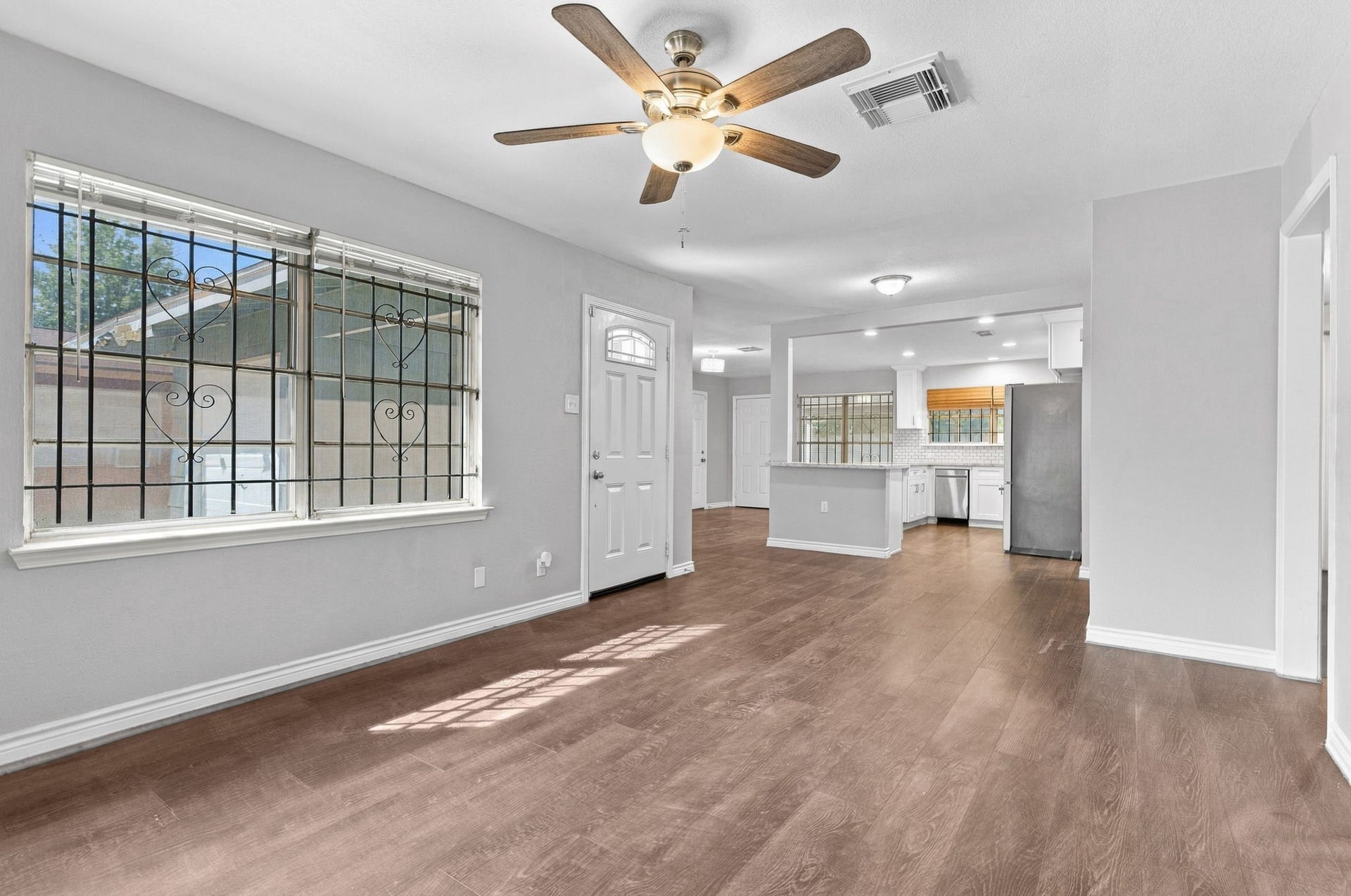 5747 Thrush Drive, Houston, TX 77033 5747 Thrush Drive, Houston, TX 77033