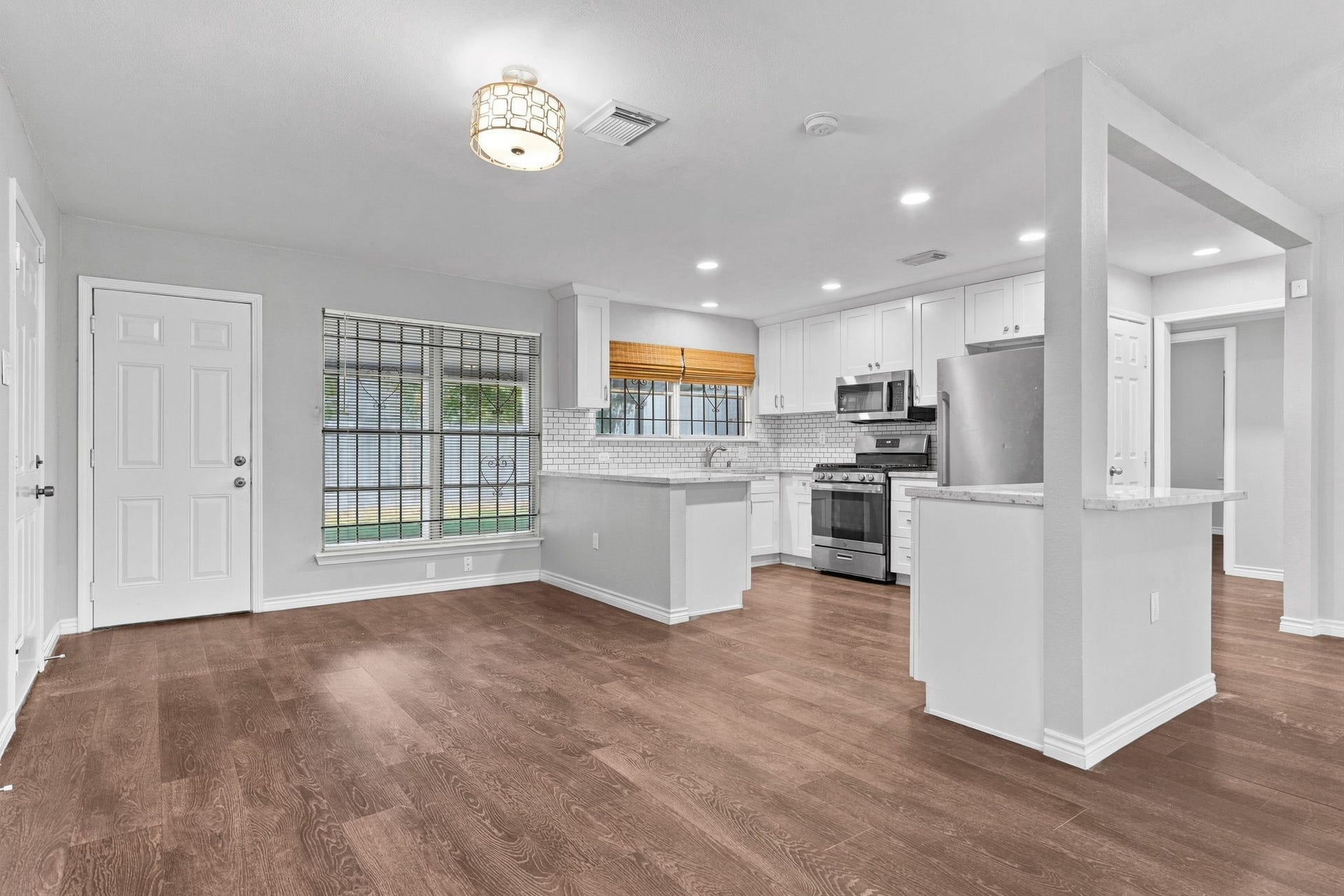 5747 Thrush Drive, Houston, TX 77033 5747 Thrush Drive, Houston, TX 77033