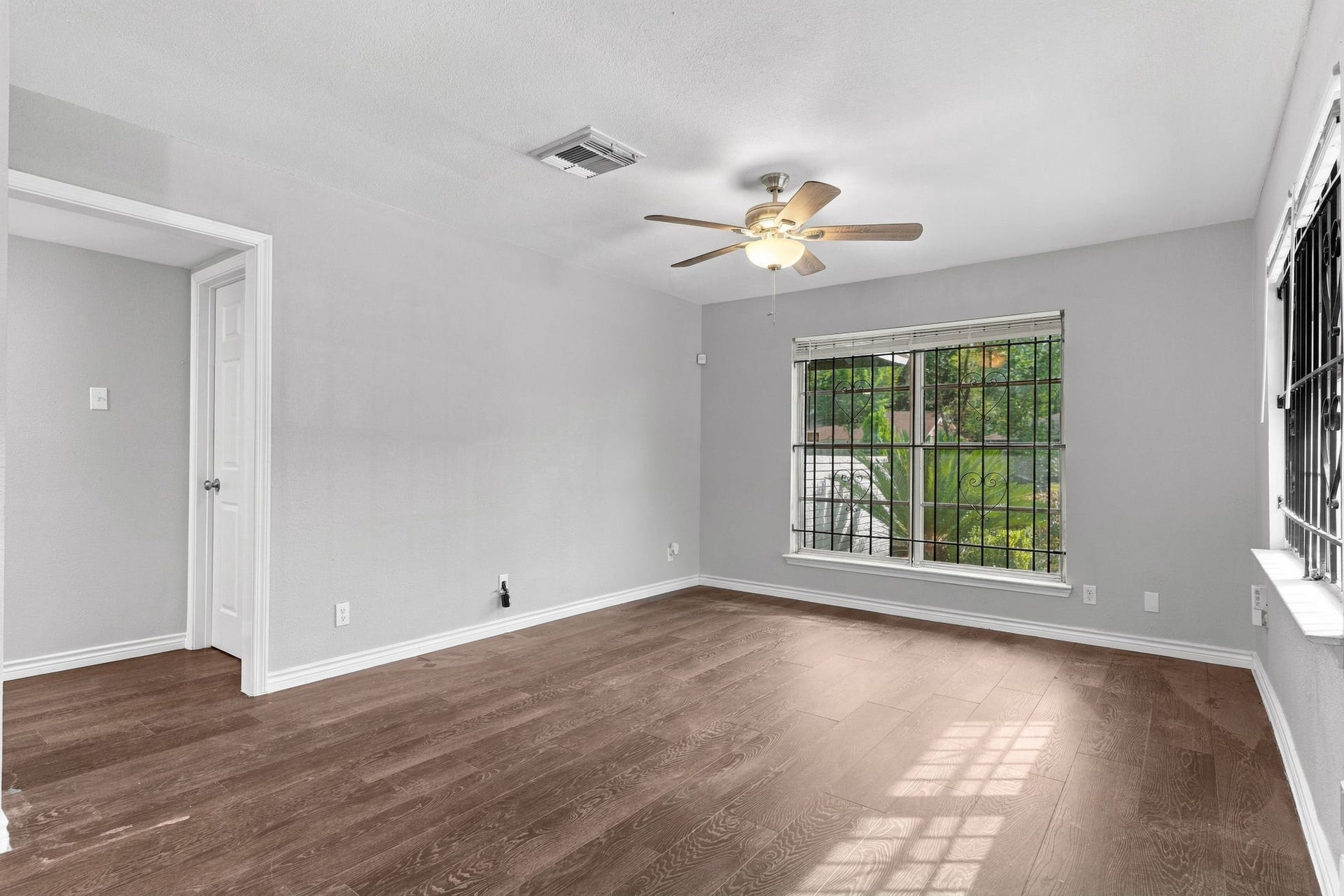 5747 Thrush Drive, Houston, TX 77033 5747 Thrush Drive, Houston, TX 77033