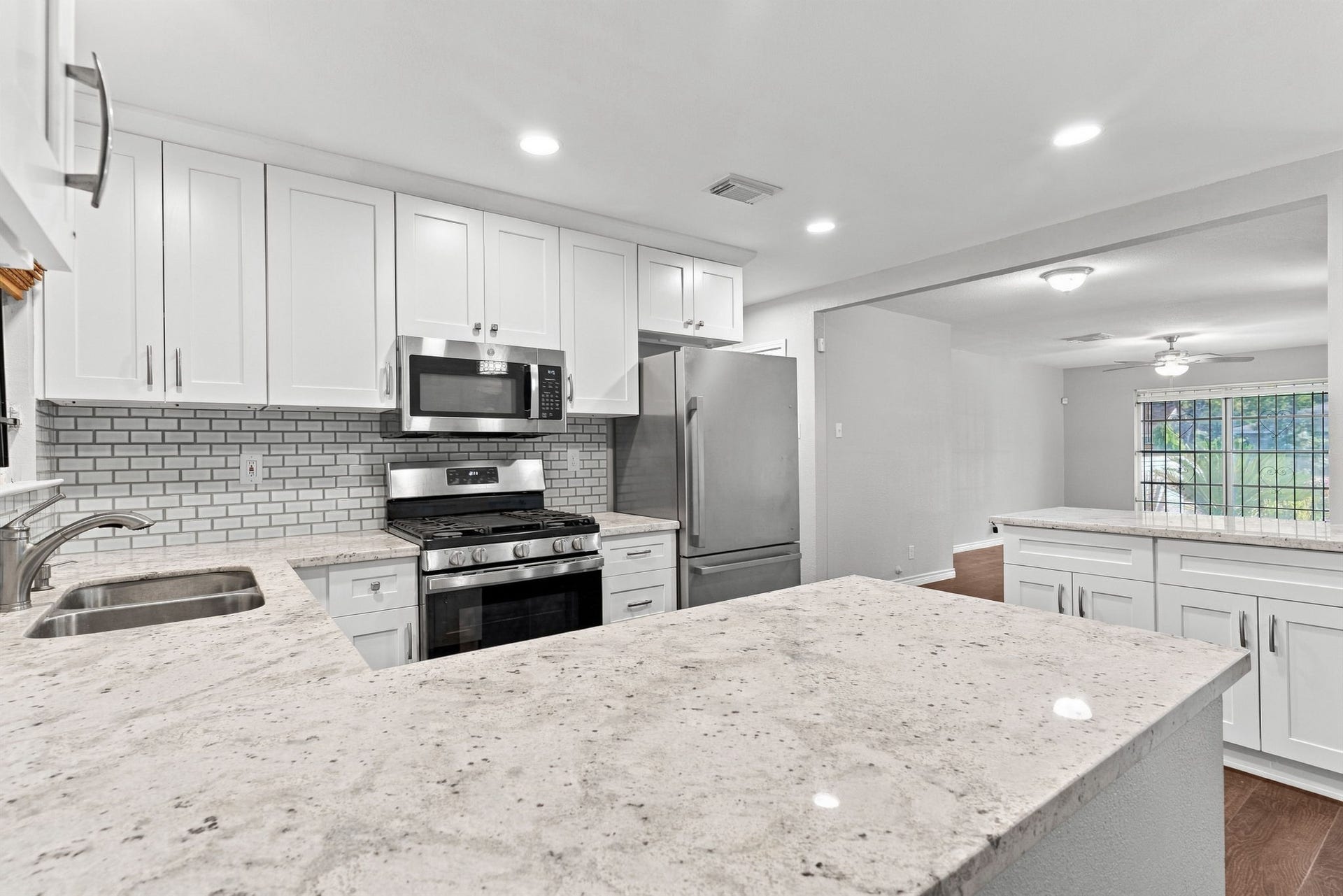5747 Thrush Drive, Houston, TX 77033 5747 Thrush Drive, Houston, TX 77033