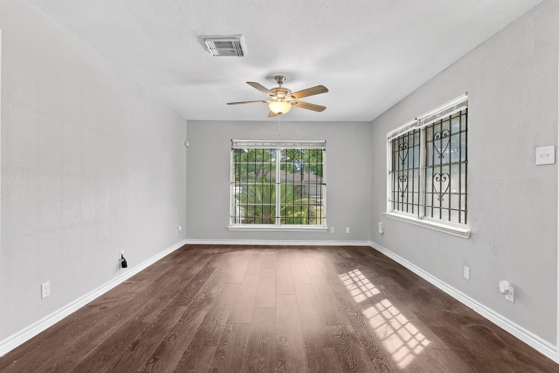 5747 Thrush Drive, Houston, TX 77033 5747 Thrush Drive, Houston, TX 77033