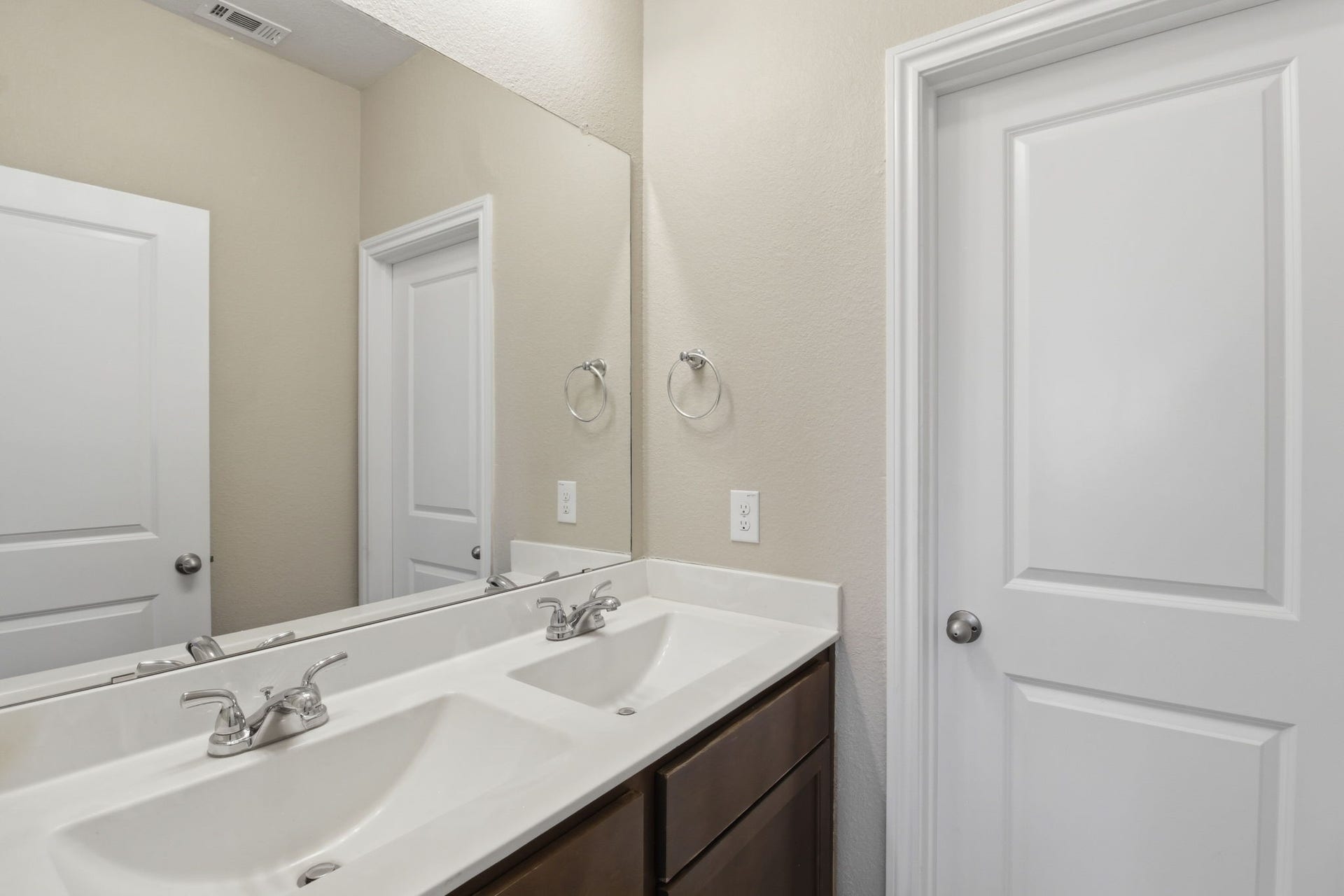 402 Alex Arbor Way Way, Conroe, TX 77301 restroom 2nd floor shared