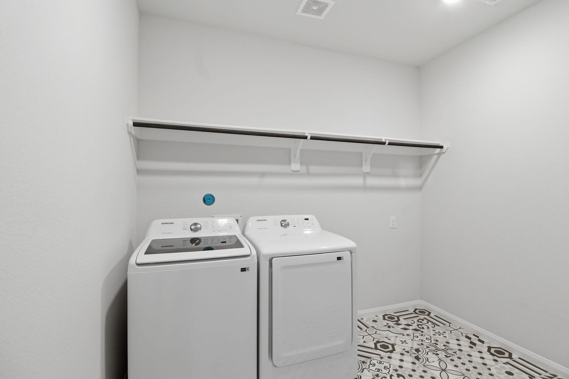 402 Alex Arbor Way Way, Conroe, TX 77301 Spacious Laundry room