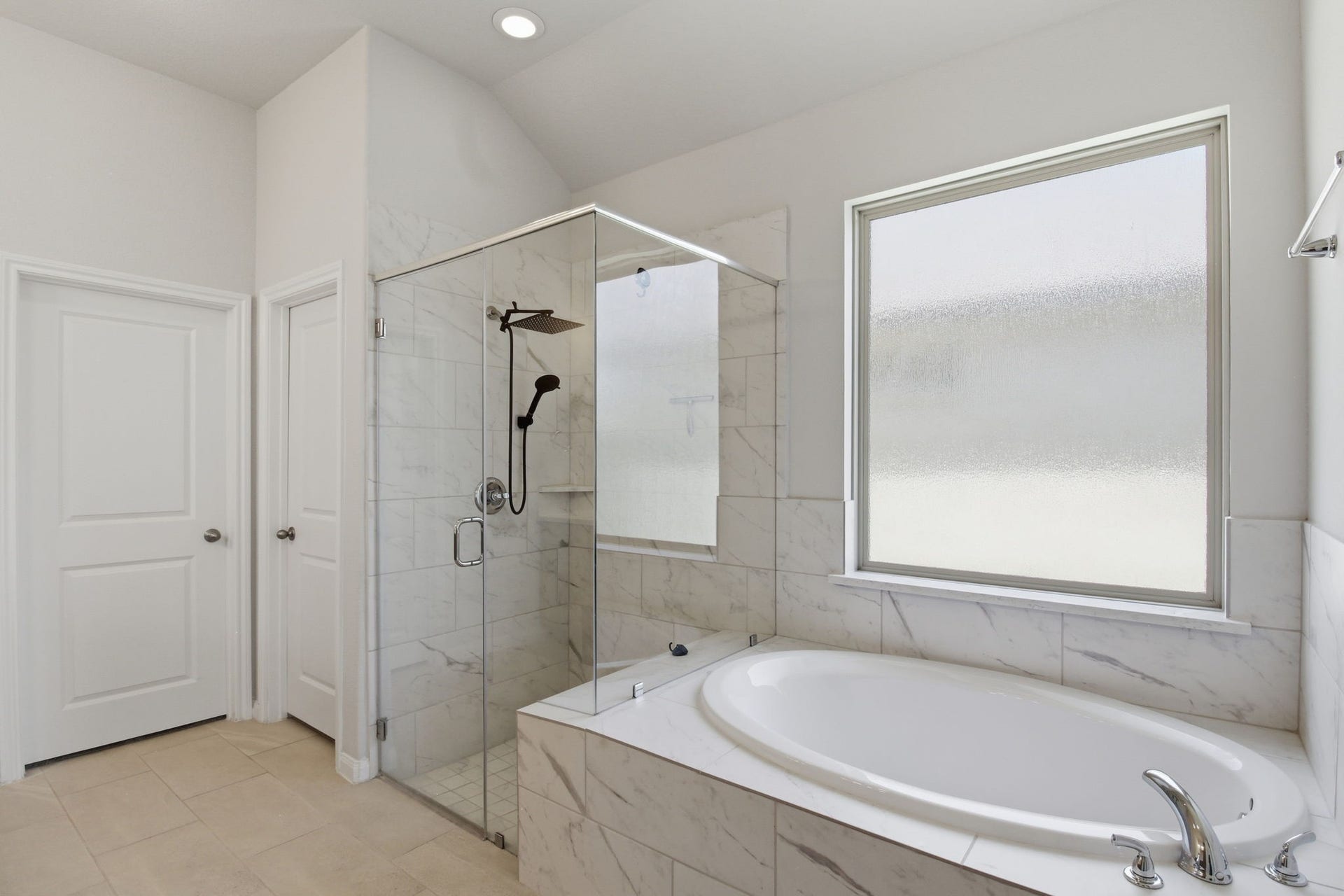 402 Alex Arbor Way Way, Conroe, TX 77301 Separate shower and garden tub
